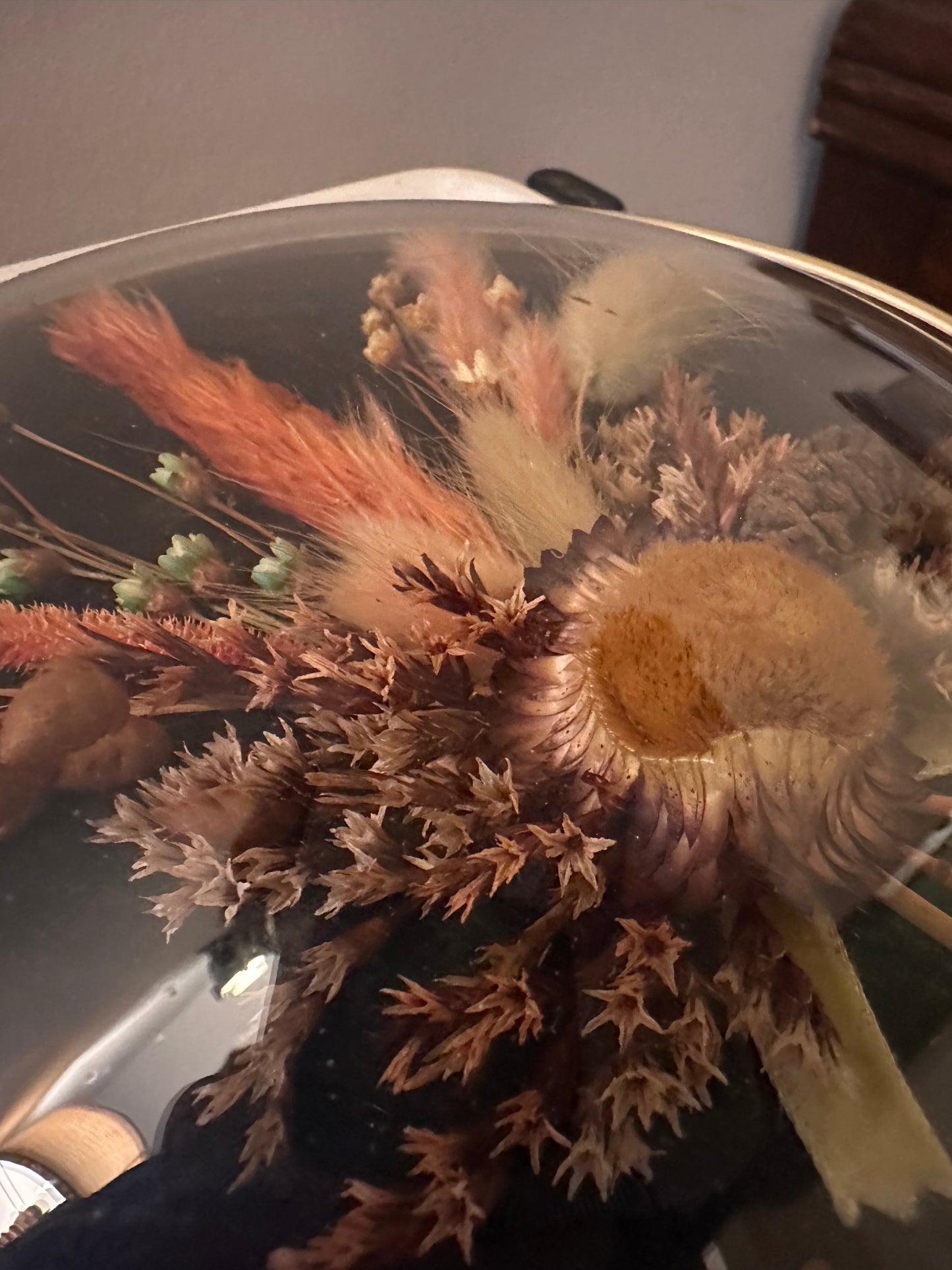 Wandhanger met gebold glas en droogbloemen