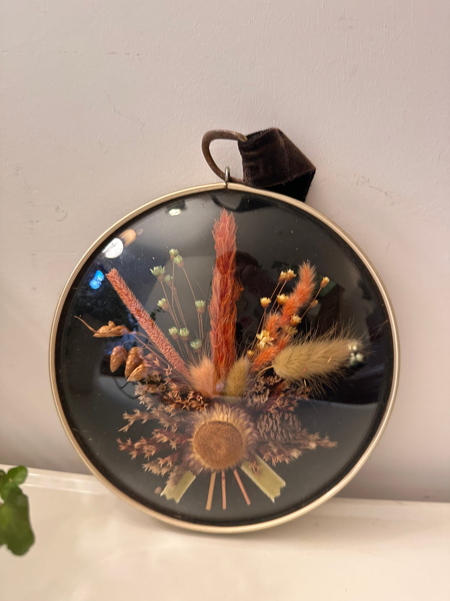 Wandhanger met gebold glas en droogbloemen