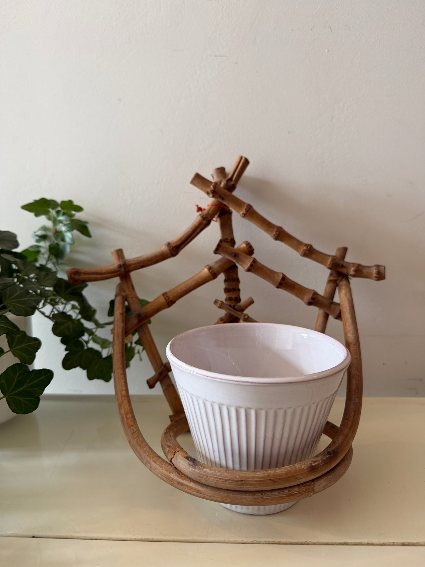 Rotan hanger met erica bloempot