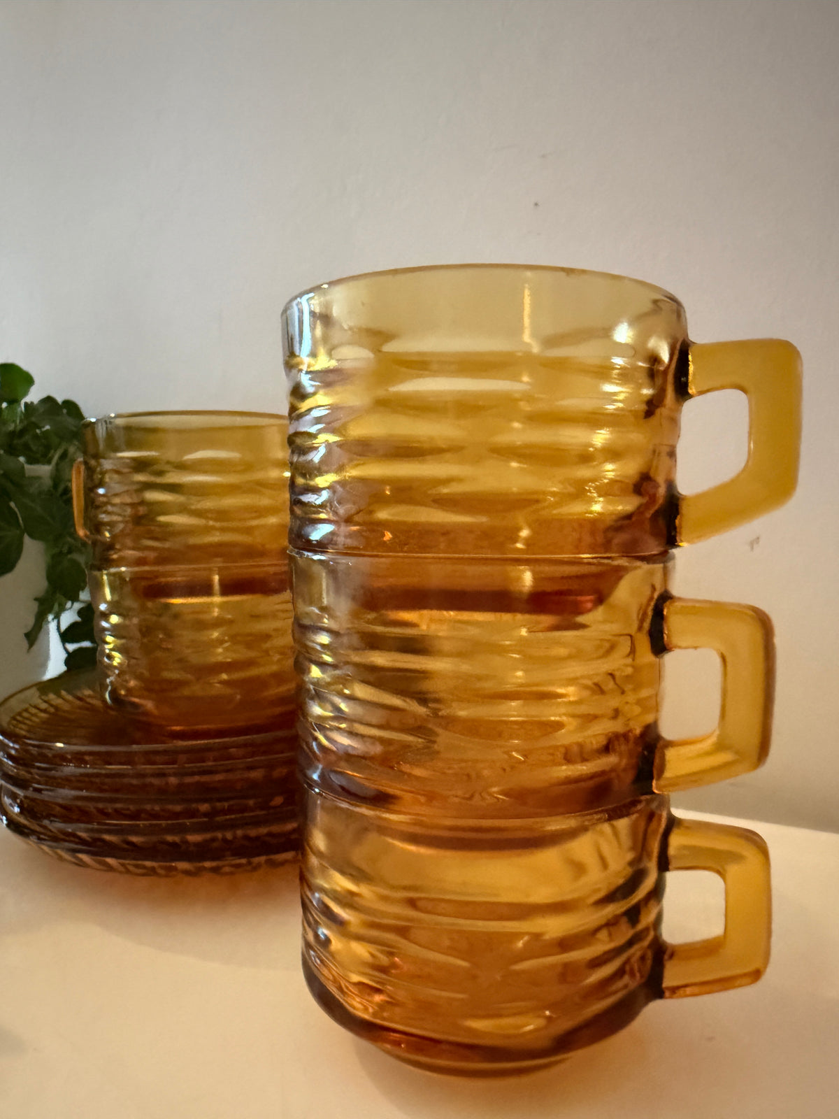 Set van 5 amberkleurige espresso kop en schotels
