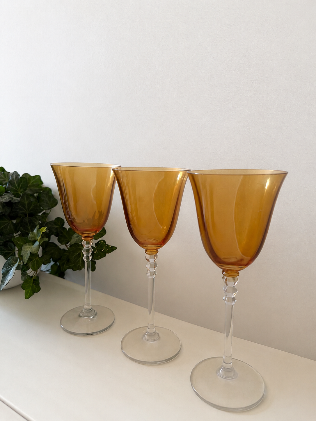 Set van 3 amberkleurige wijnglazen