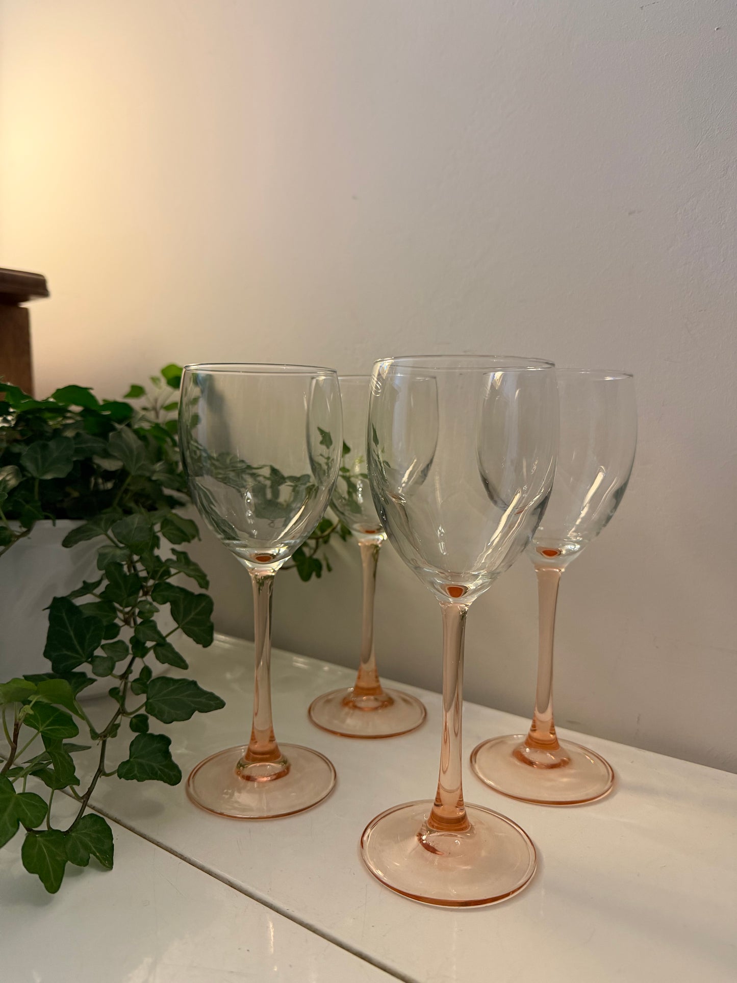 Set van 4 wijnglazen op roze oranje voet