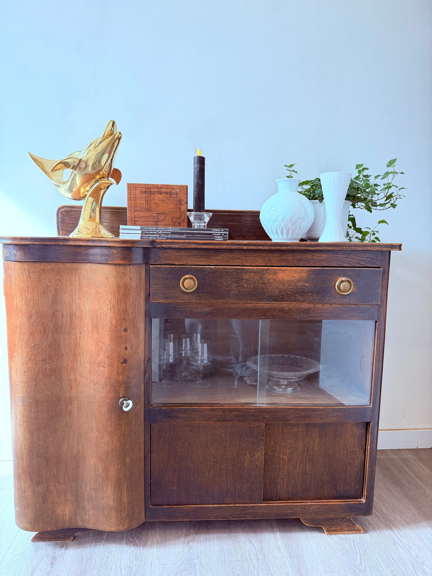 Art Deco kastje met glazen deurtjes