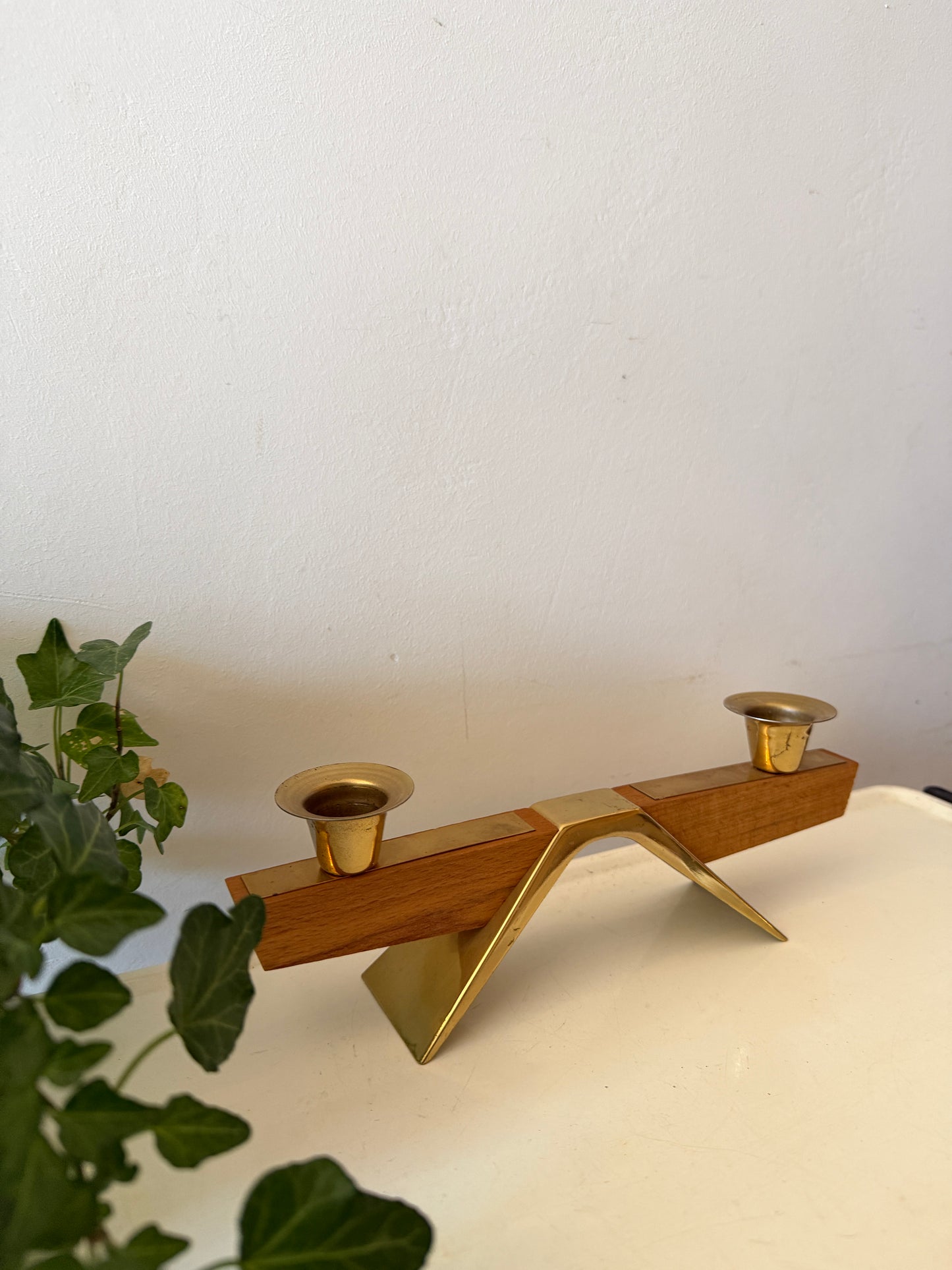 Brutalistische kandelaar van teak en messing