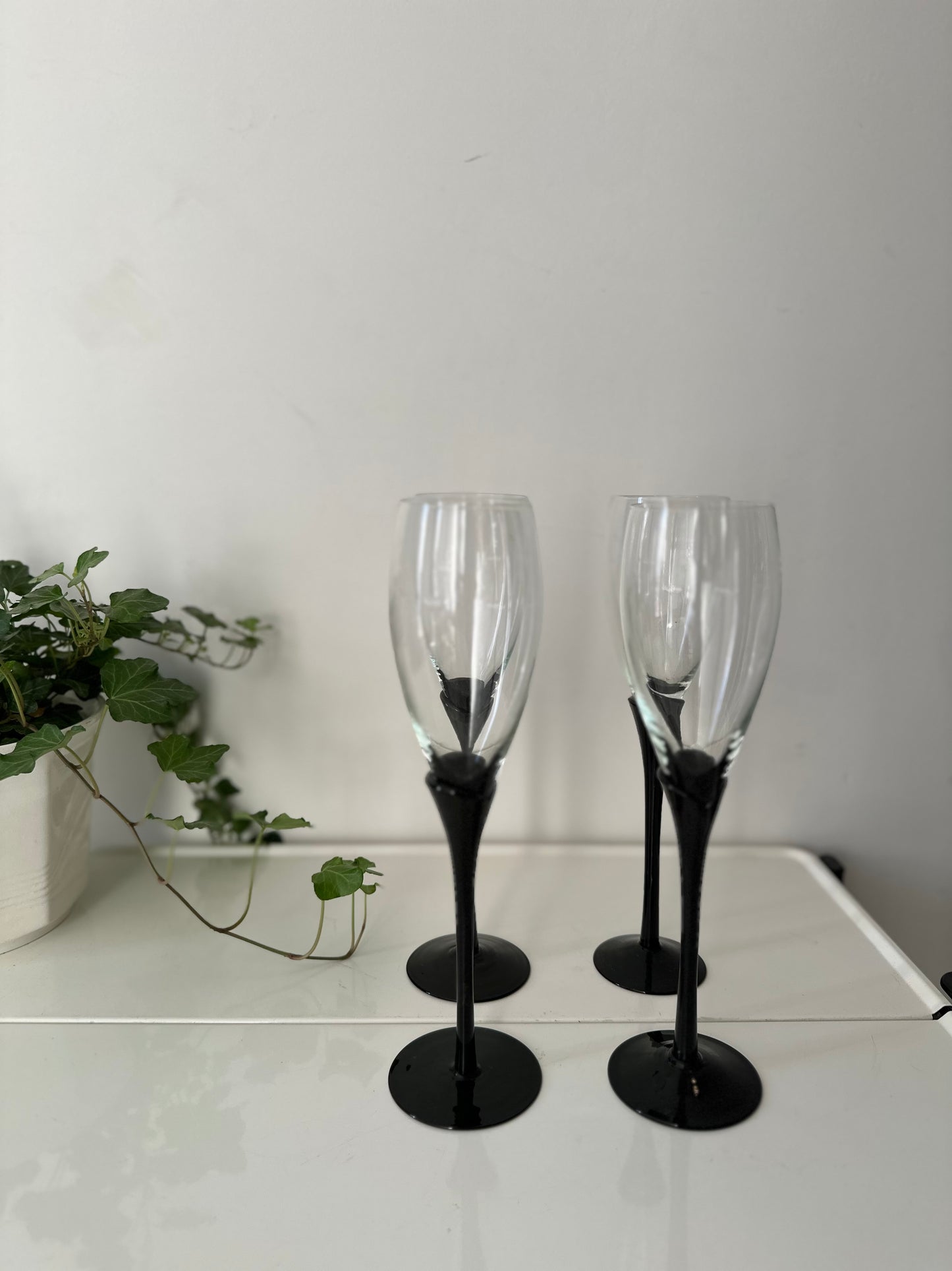 Set van 4 champagne glazen op zwarte voet