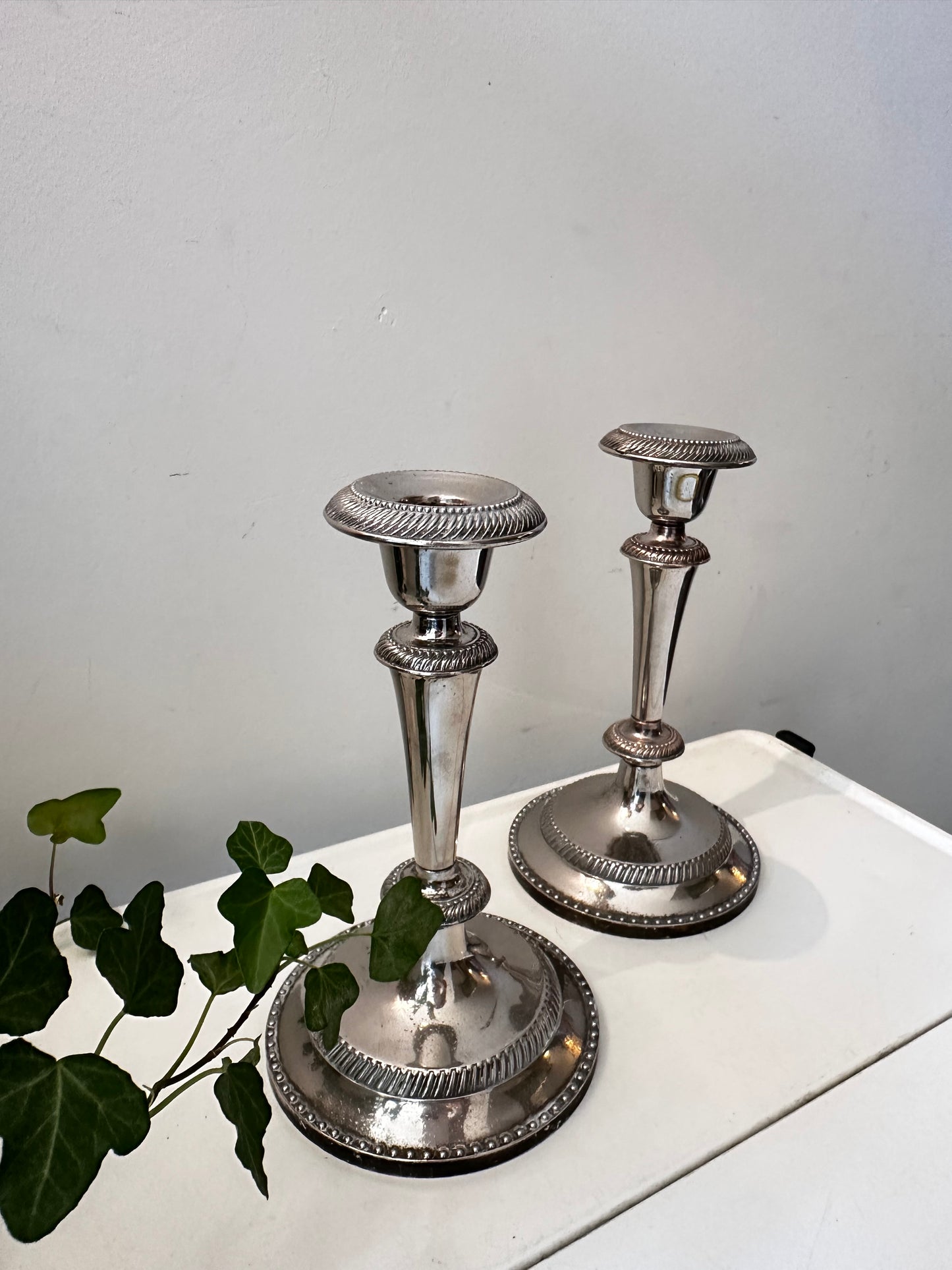 Verzilverde kandelaars (prijs per stuk)