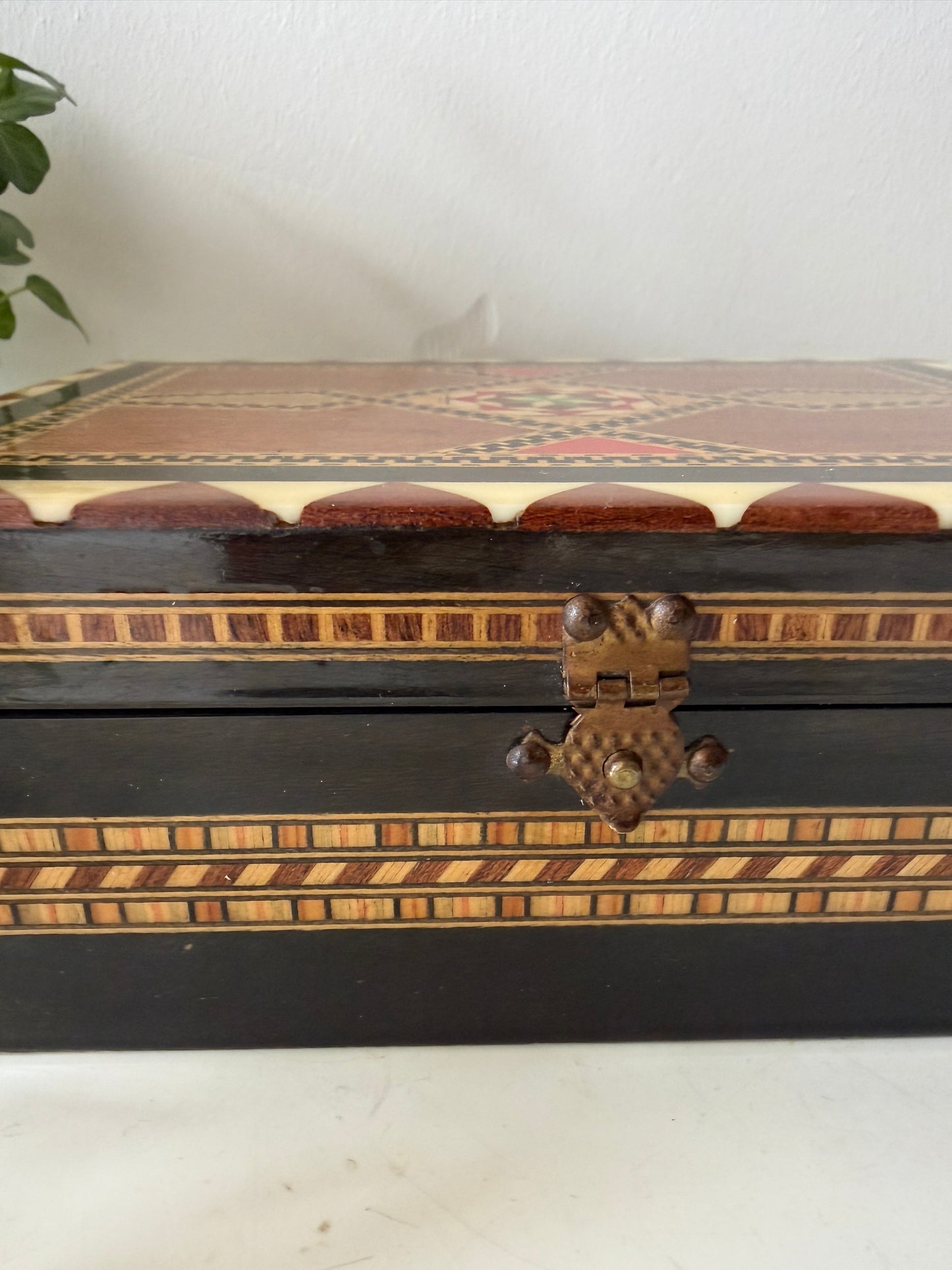 Houten bewaardoosje met ingelegd motief