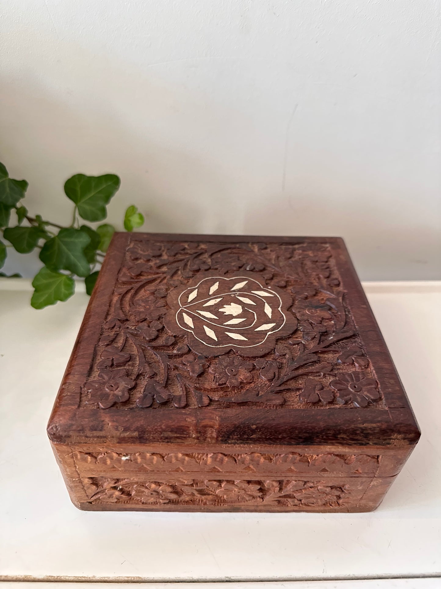 Houten bewaardoosje met been inleg