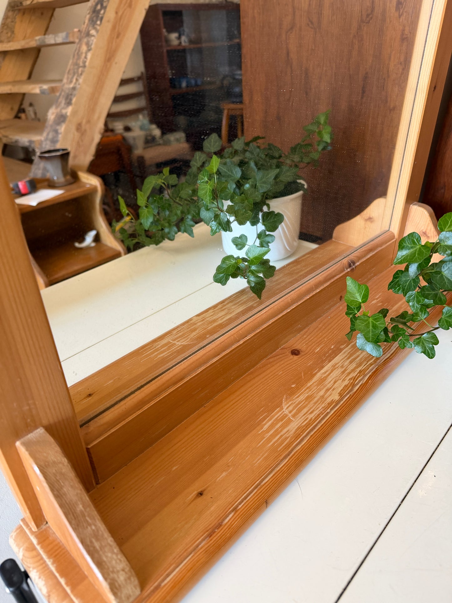 Houten spiegel met plankje