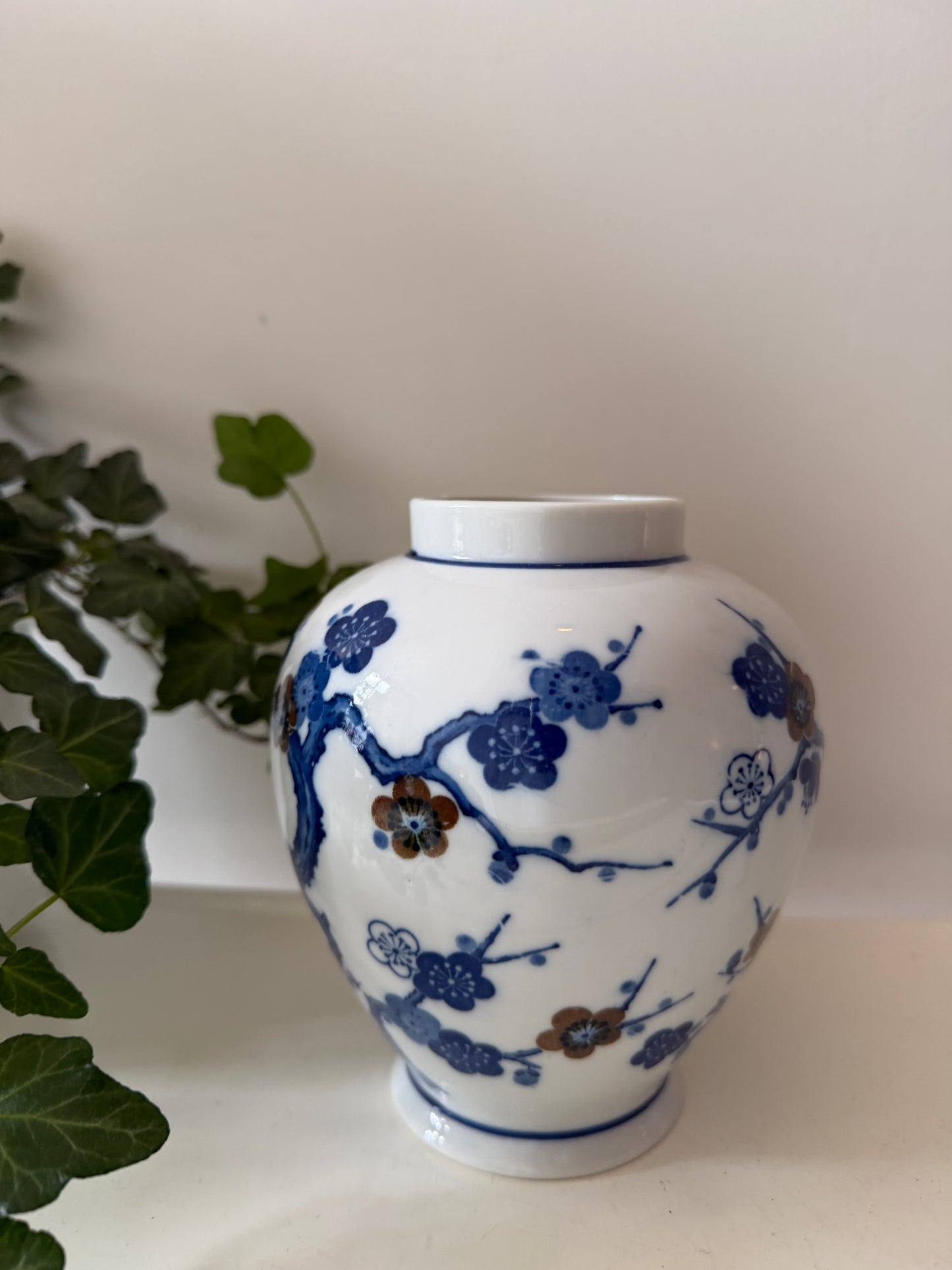 Porseleinen vaas met bloempot