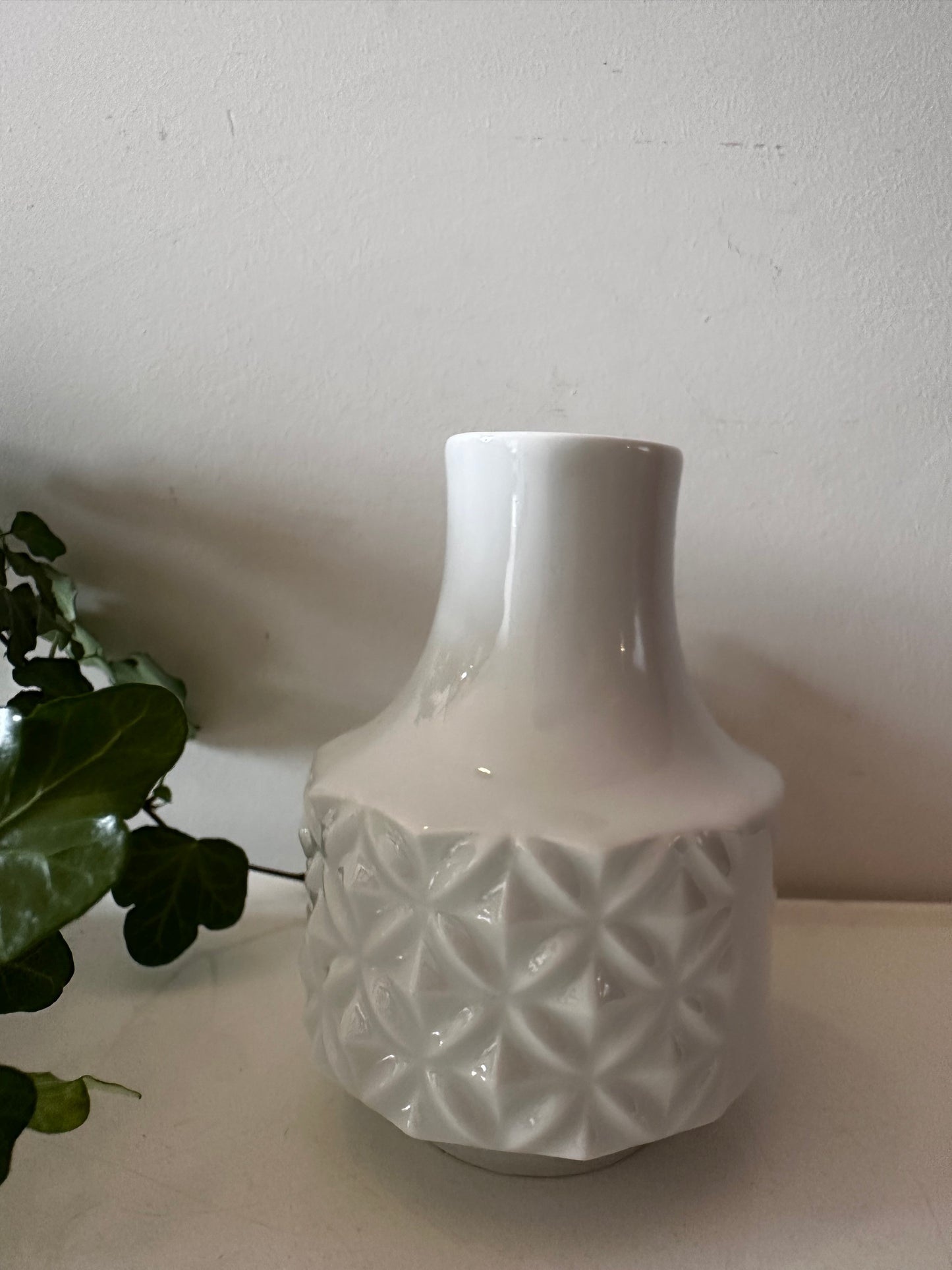 Wit porseleinen winterling vaasje