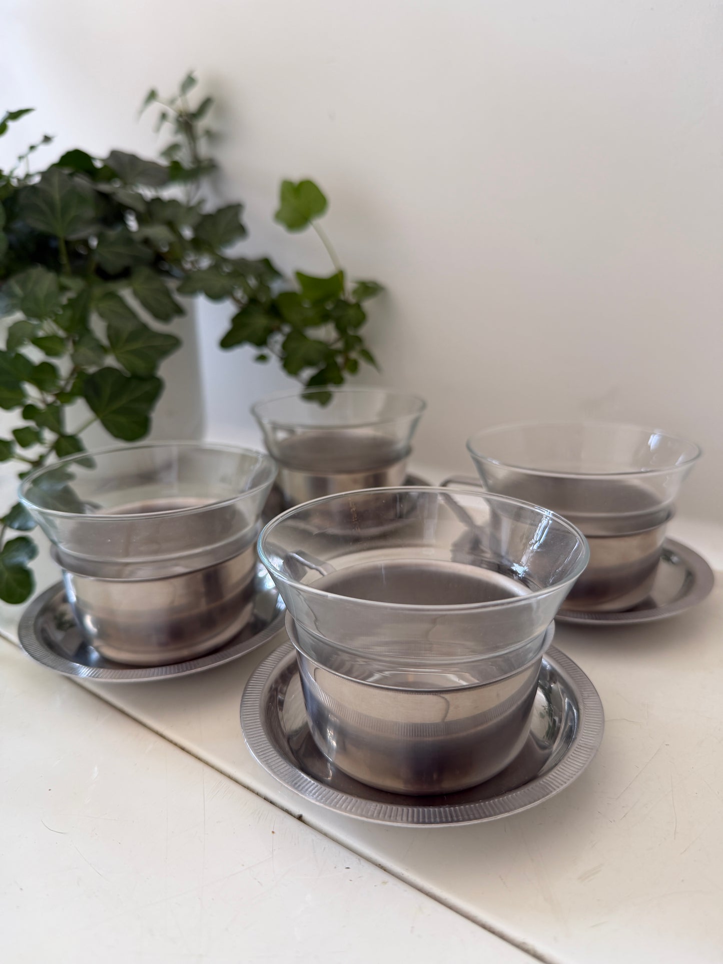 Set van 4 theeglazen in chroom houder en chroom schotel