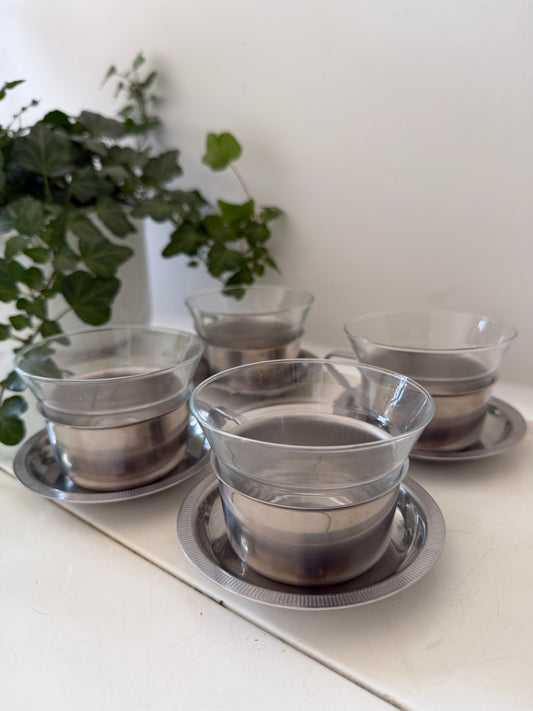 Set van 4 theeglazen in chroom houder en chroom schotel