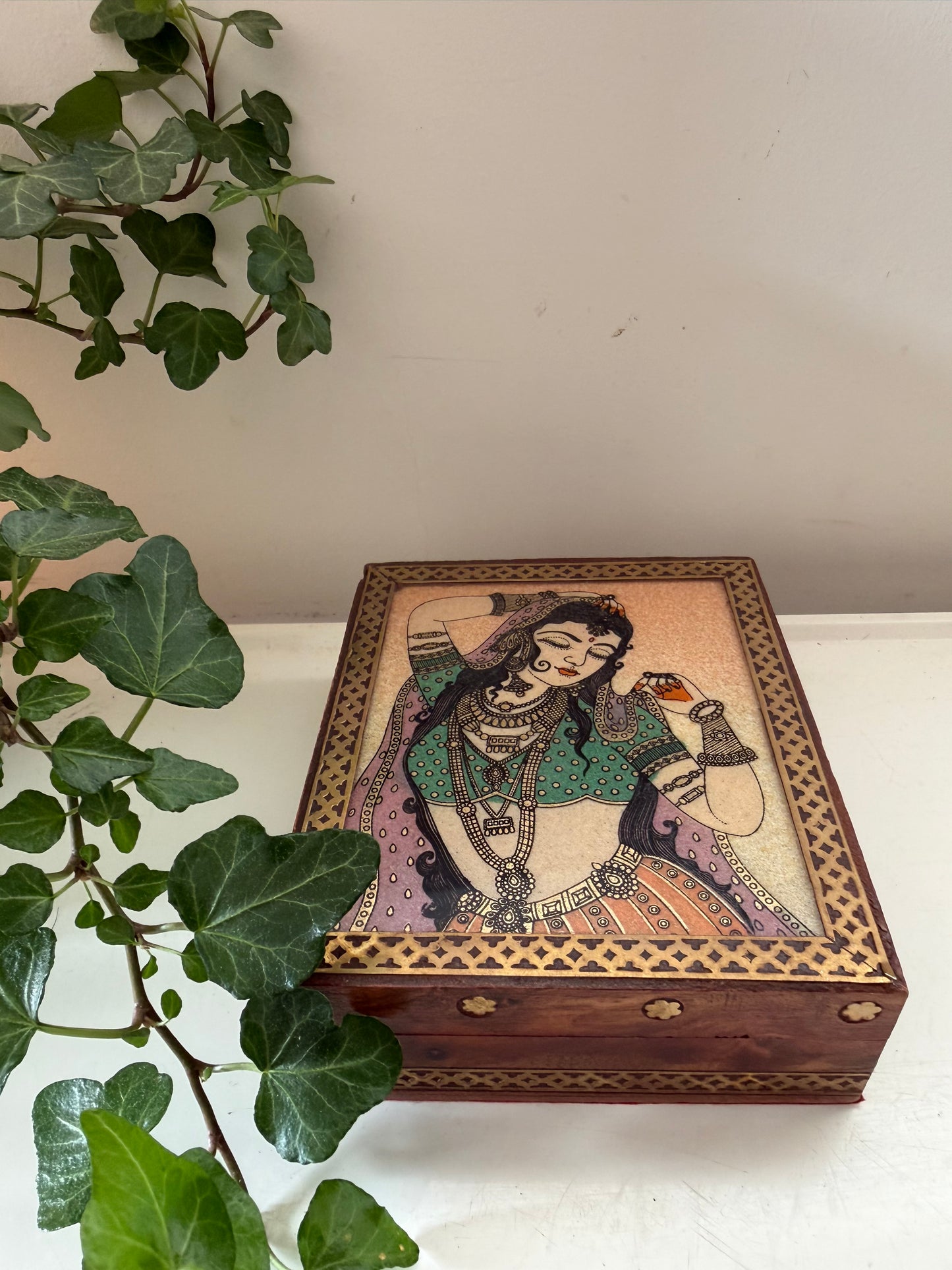 Vintage bewaardoosje met afbeelding en messing details