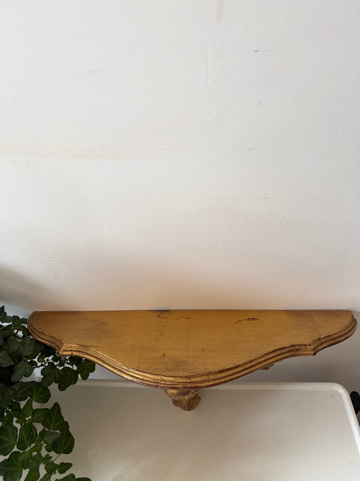 Goudkleurige wandconsole