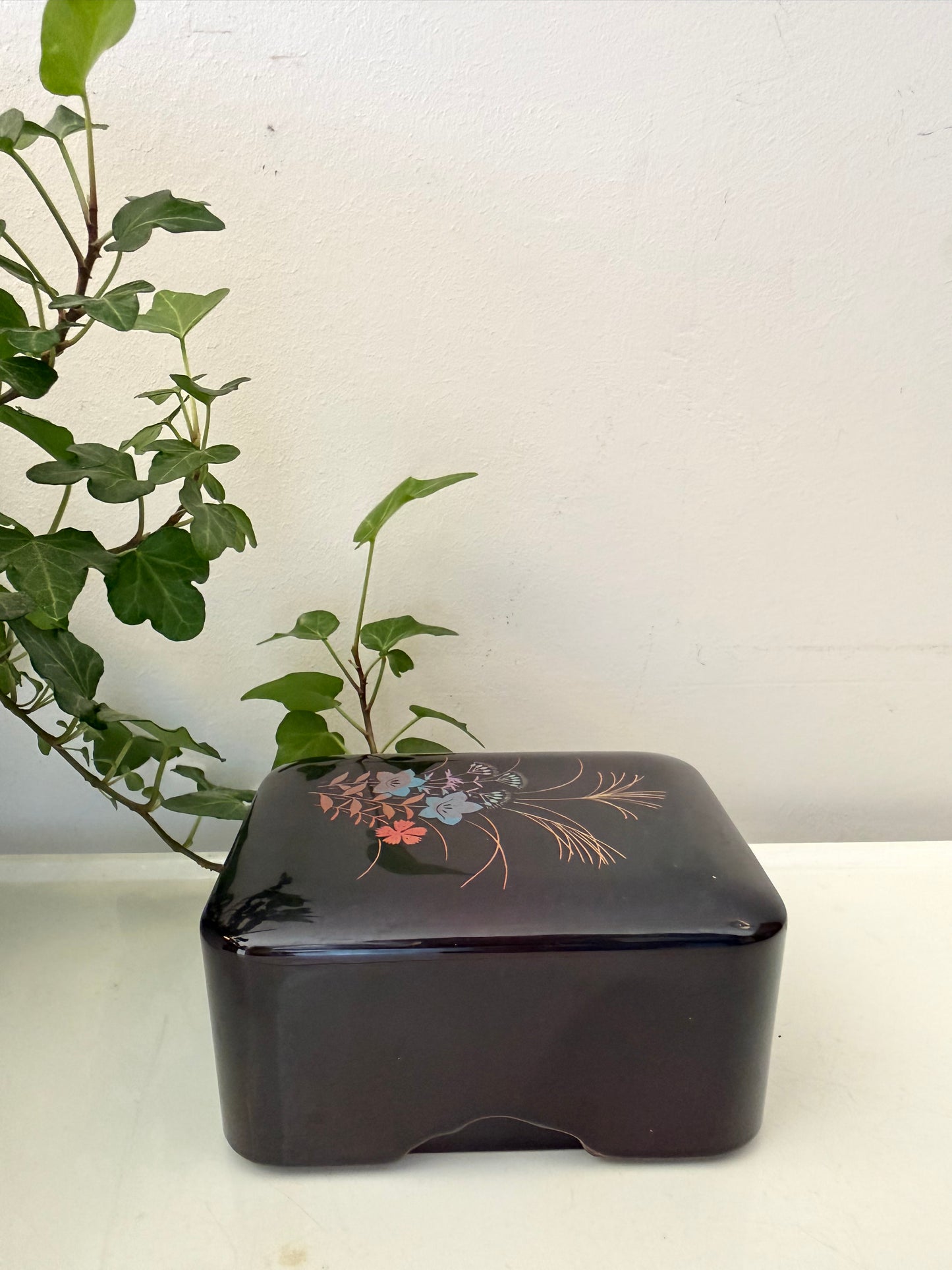 Zwart bewaardoosje met bloemmotief