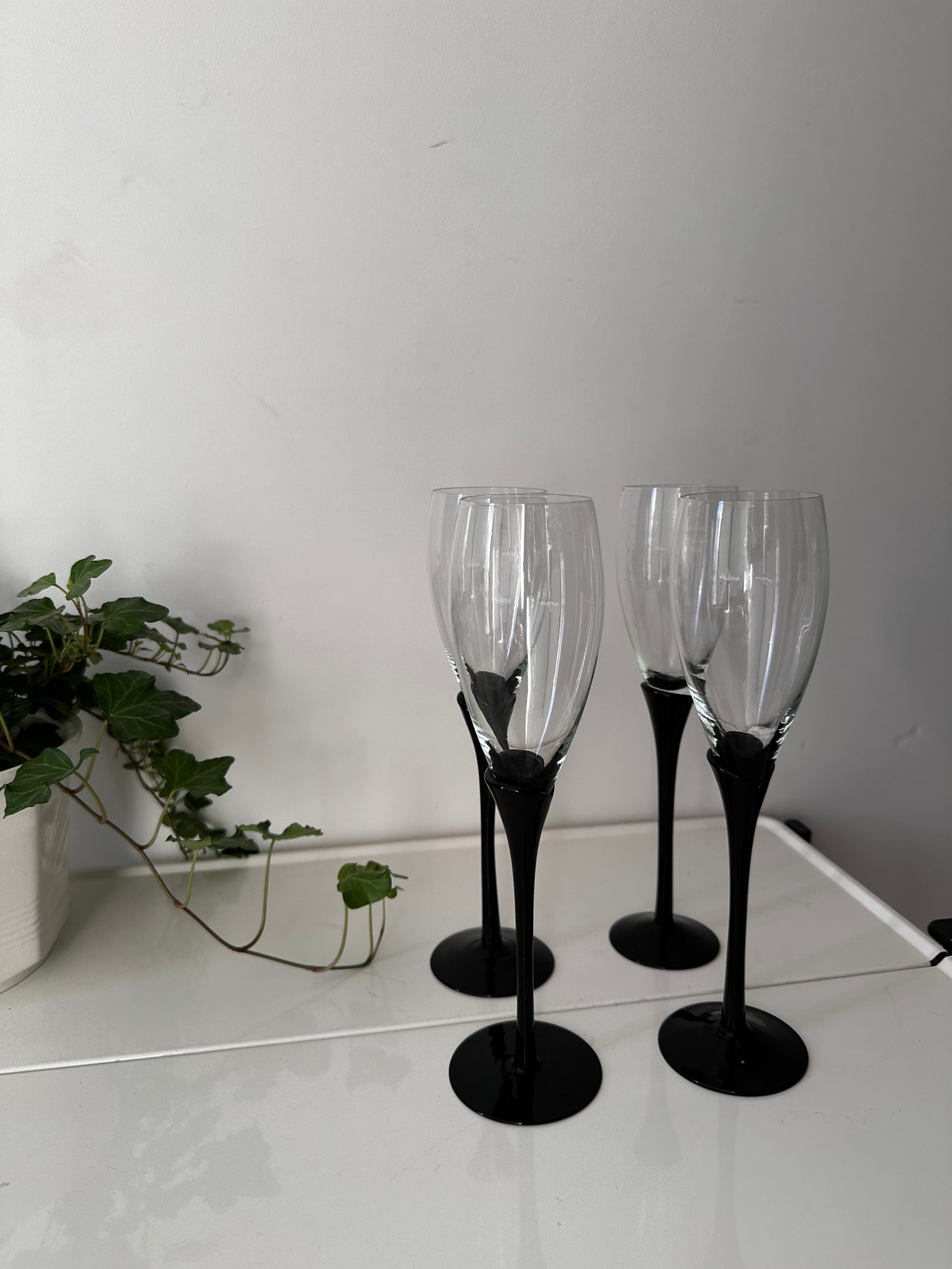 Set van 4 champagne glazen op zwarte voet