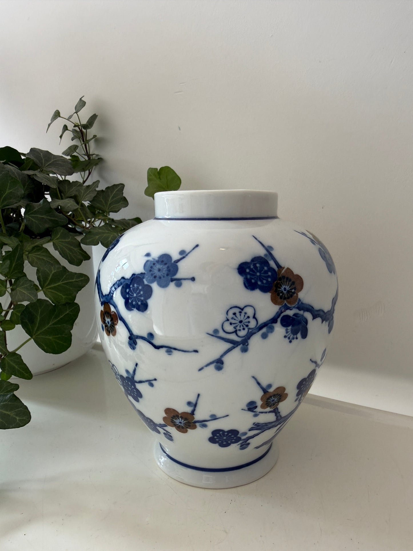 Porseleinen vaas met bloempot