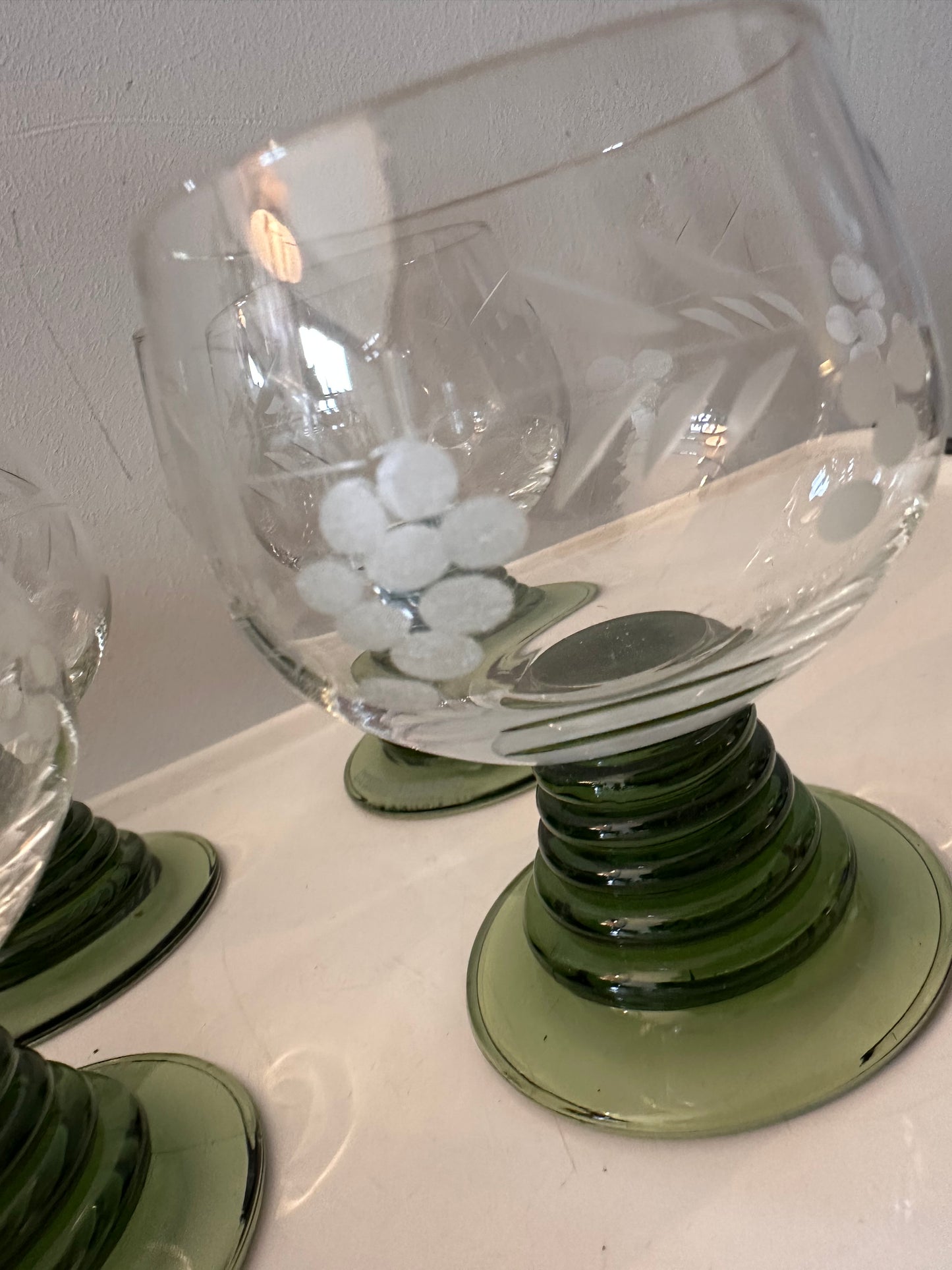 Set van 4 glazen op donkergroene voet