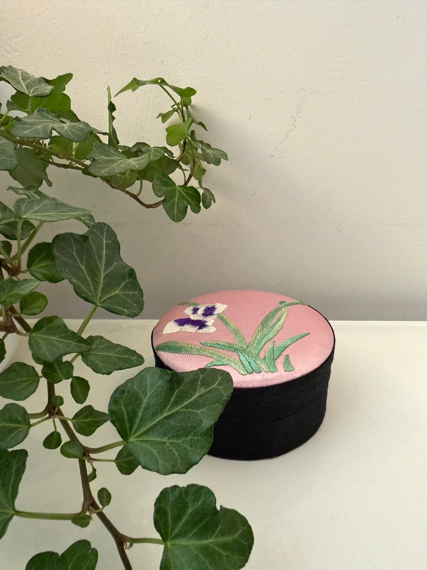 Bewaardoosje met geborduurde deksel