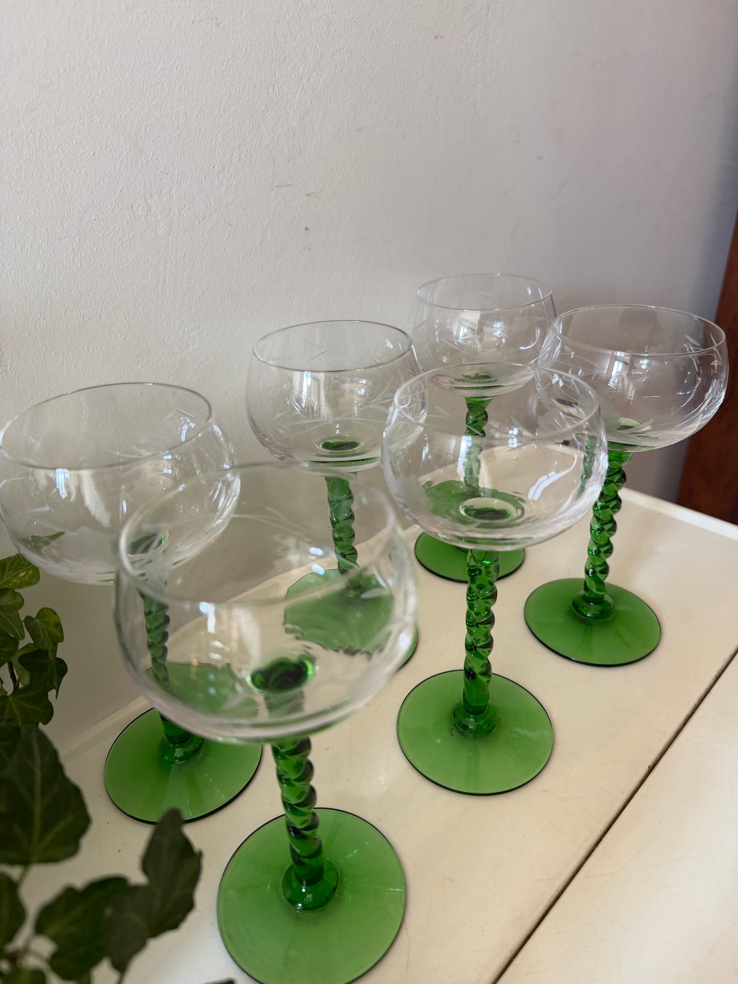 Set van 6 wijnglazen op groene voet