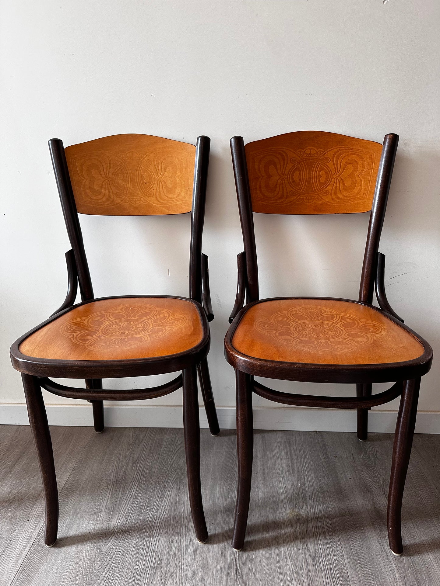 2 Thonet stijl vintage houten stoelen