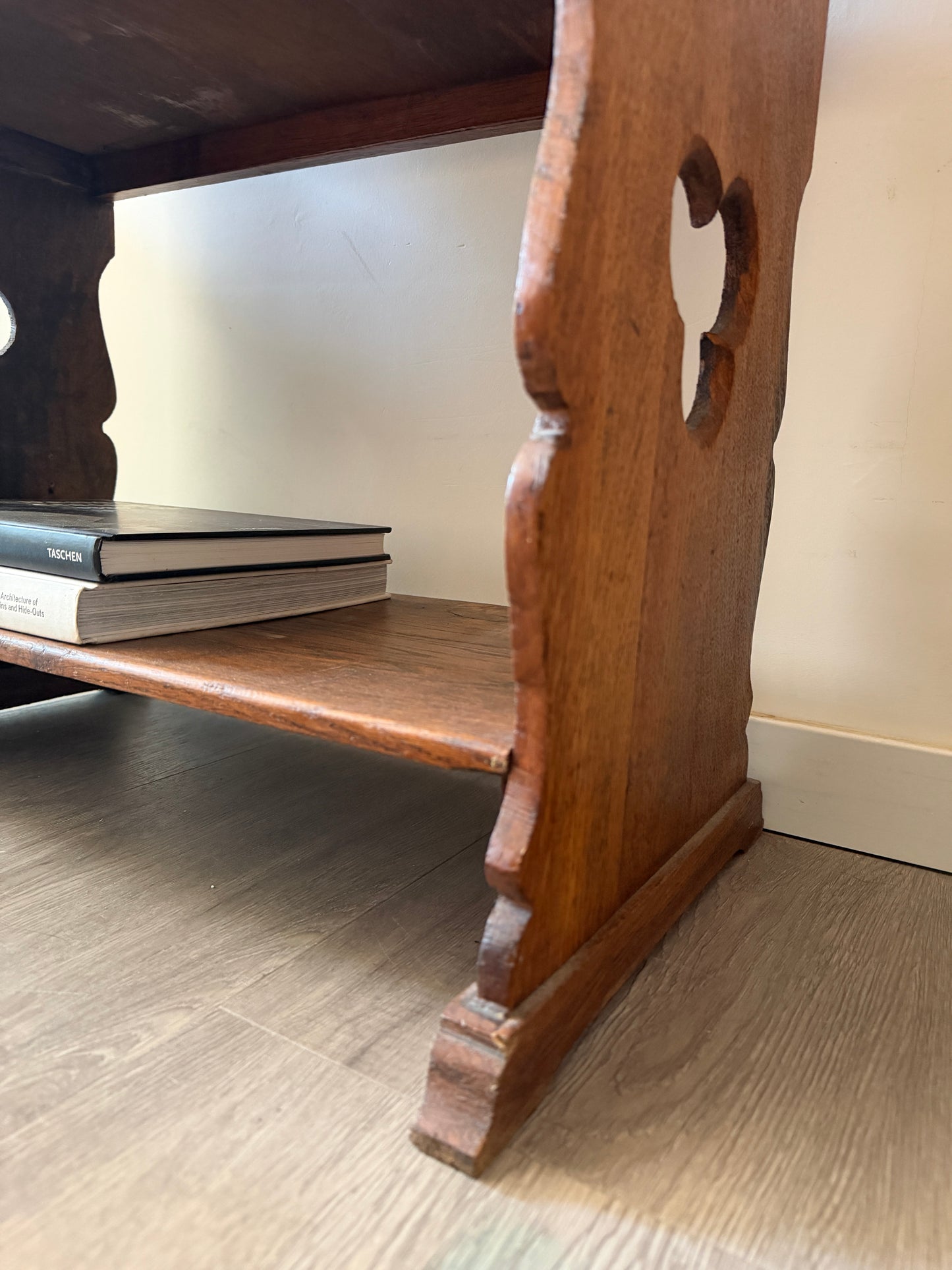 Houten tafeltje met laatje