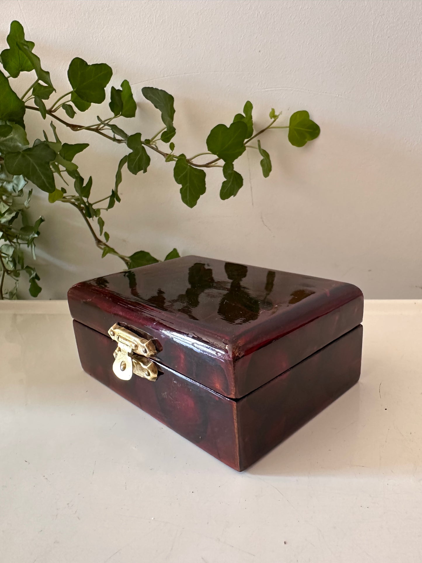 Vintage bewaardoosje met rode binnenkant
