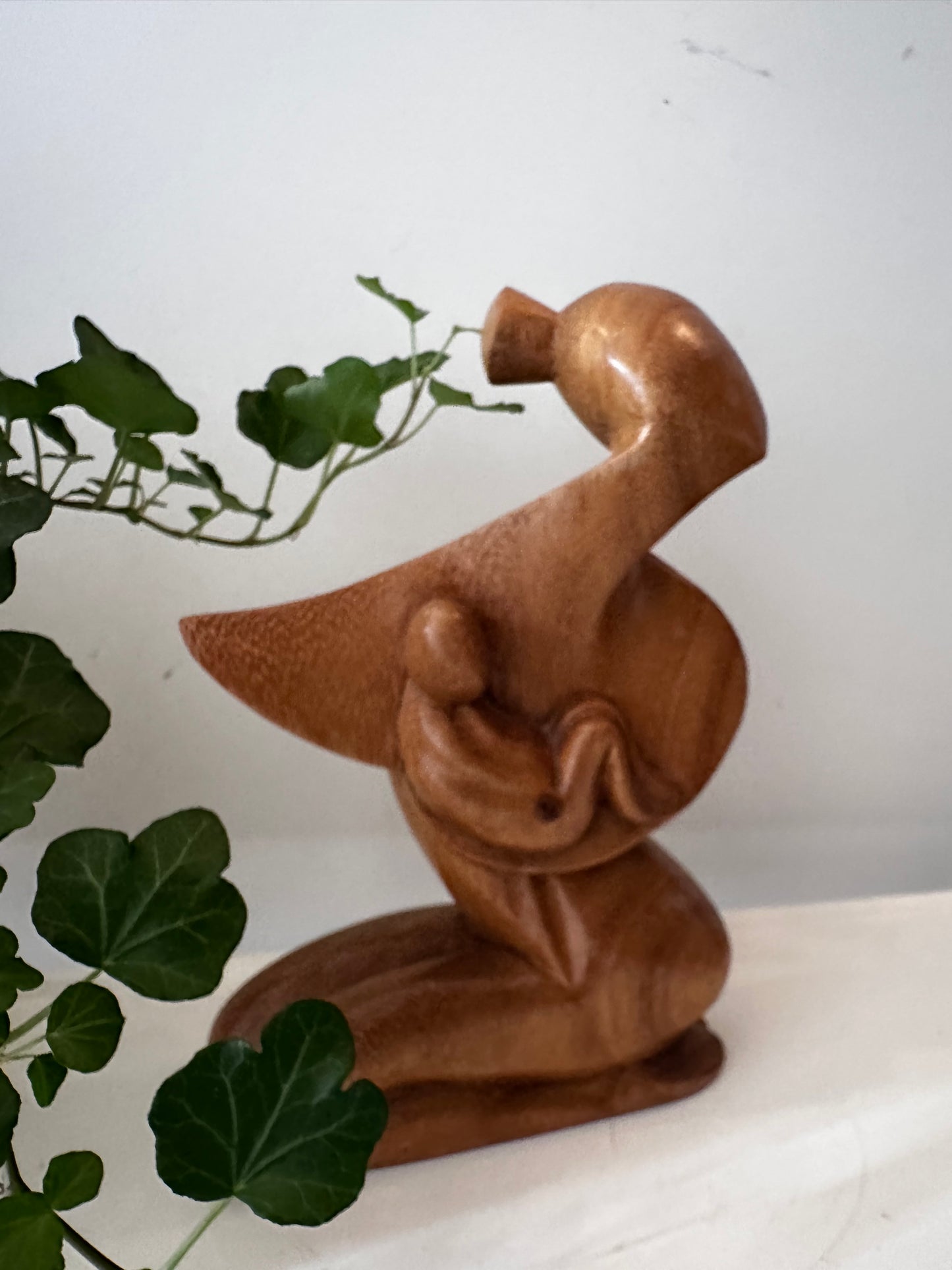 Midcentury houten beeldje moeder met kind