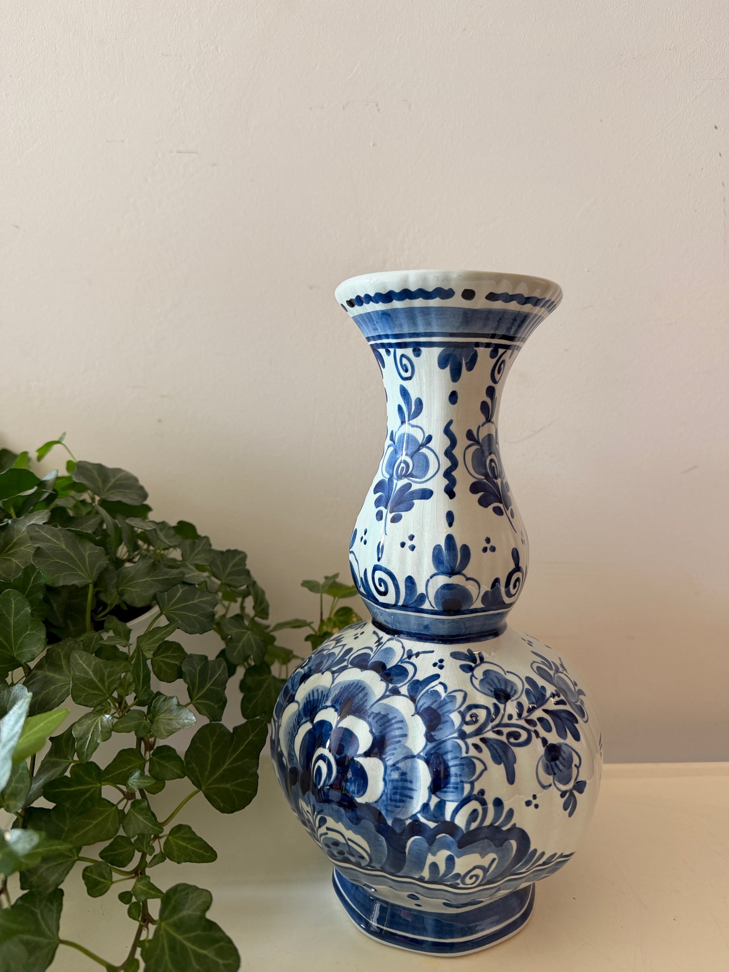 Handbeschilderde delfts blauwe vaas