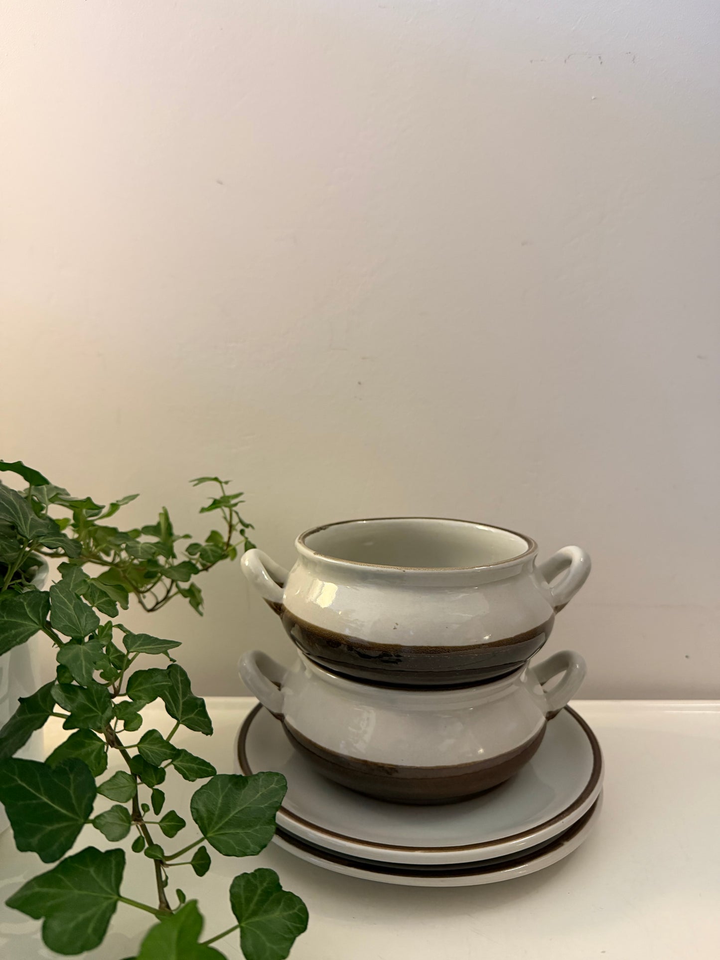 Set van 2 jaren 70 soepkommen en schotels