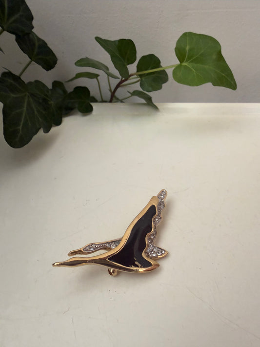 Broche met twee zwanen in zwart en goud kleur