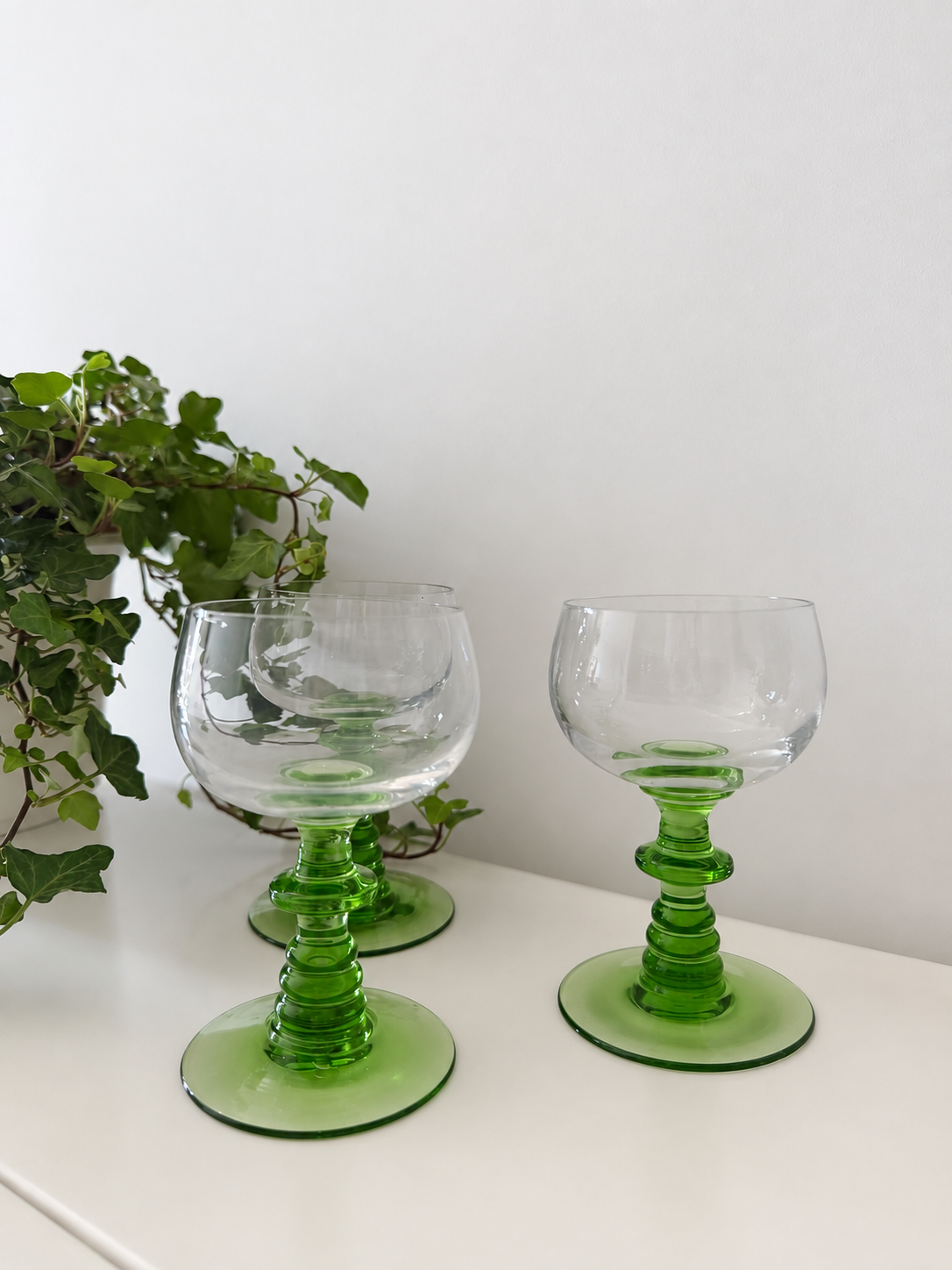 Set van 3 vintage wijnglazen op groene voet