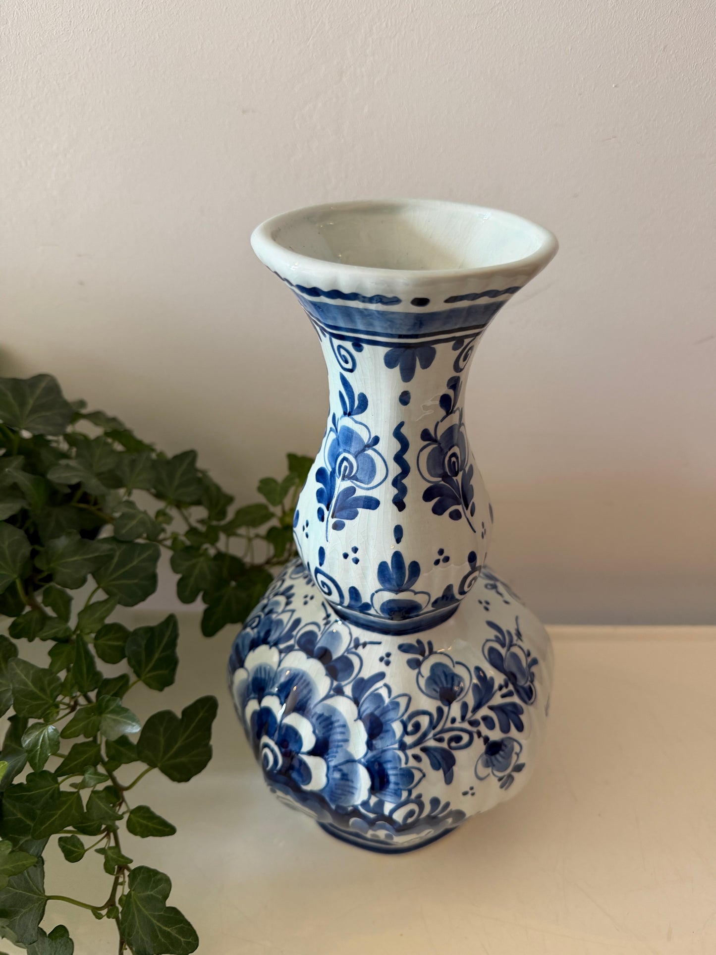 Handbeschilderde delfts blauwe vaas