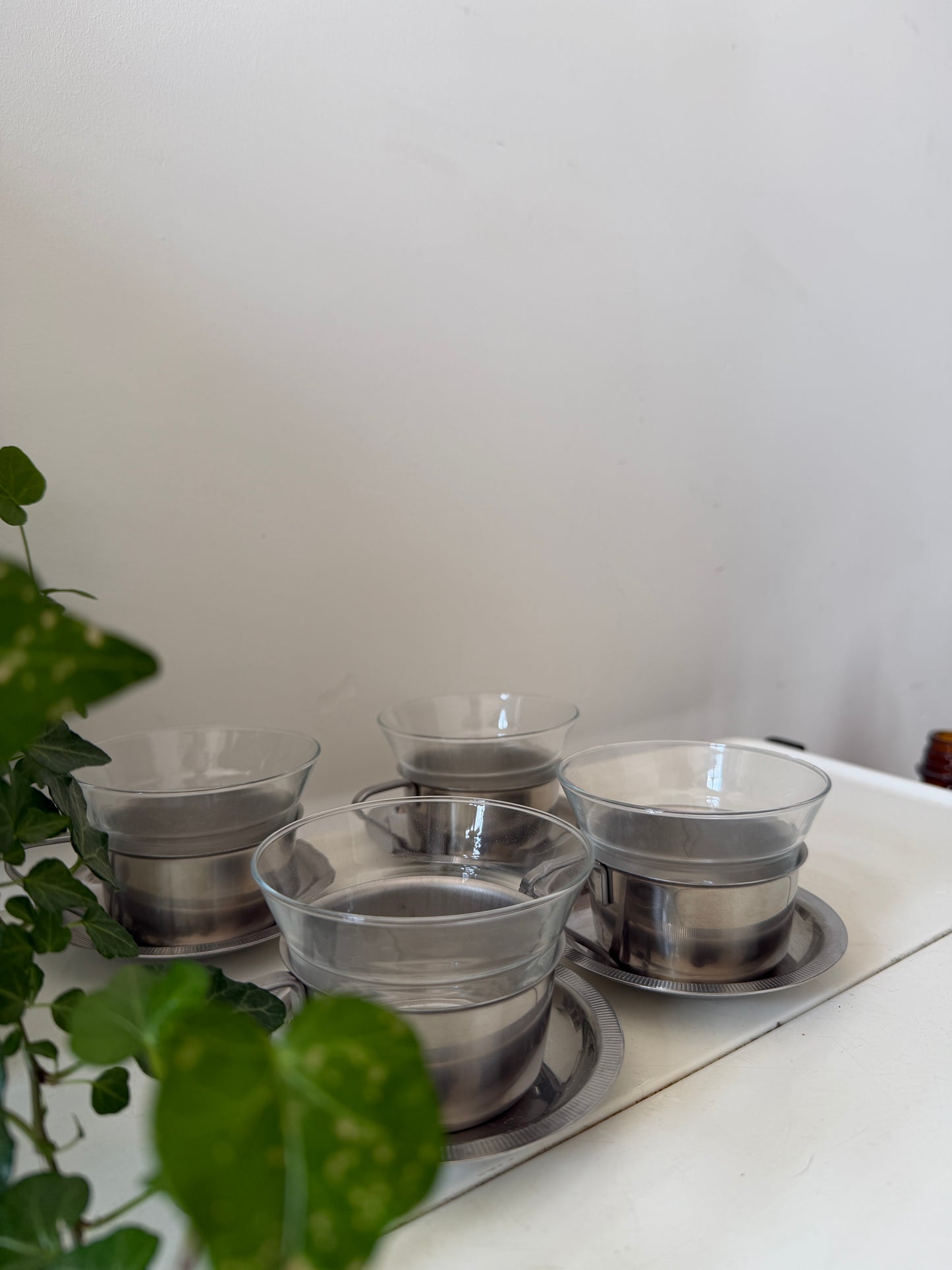 Set van 4 theeglazen in chroom houder en chroom schotel