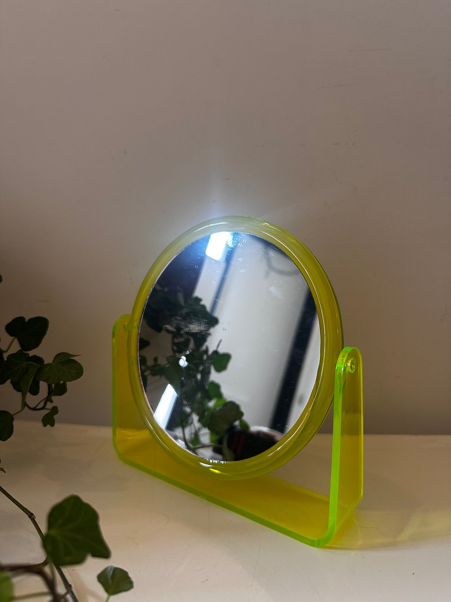Neon groene tafelspiegel