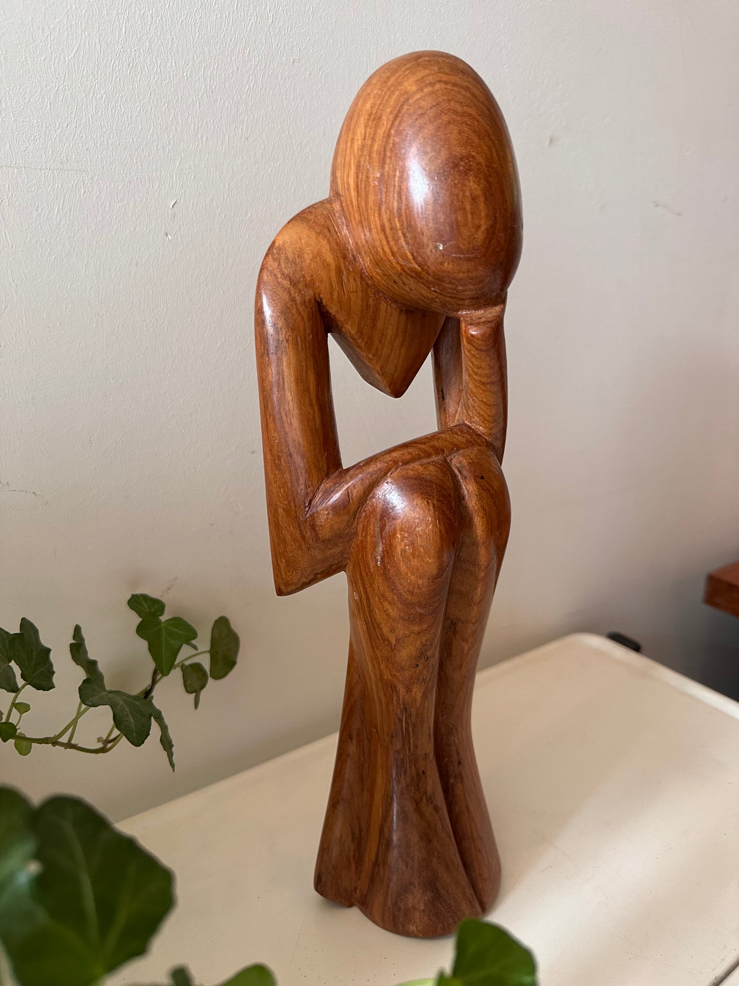 Zittende houten beeldje