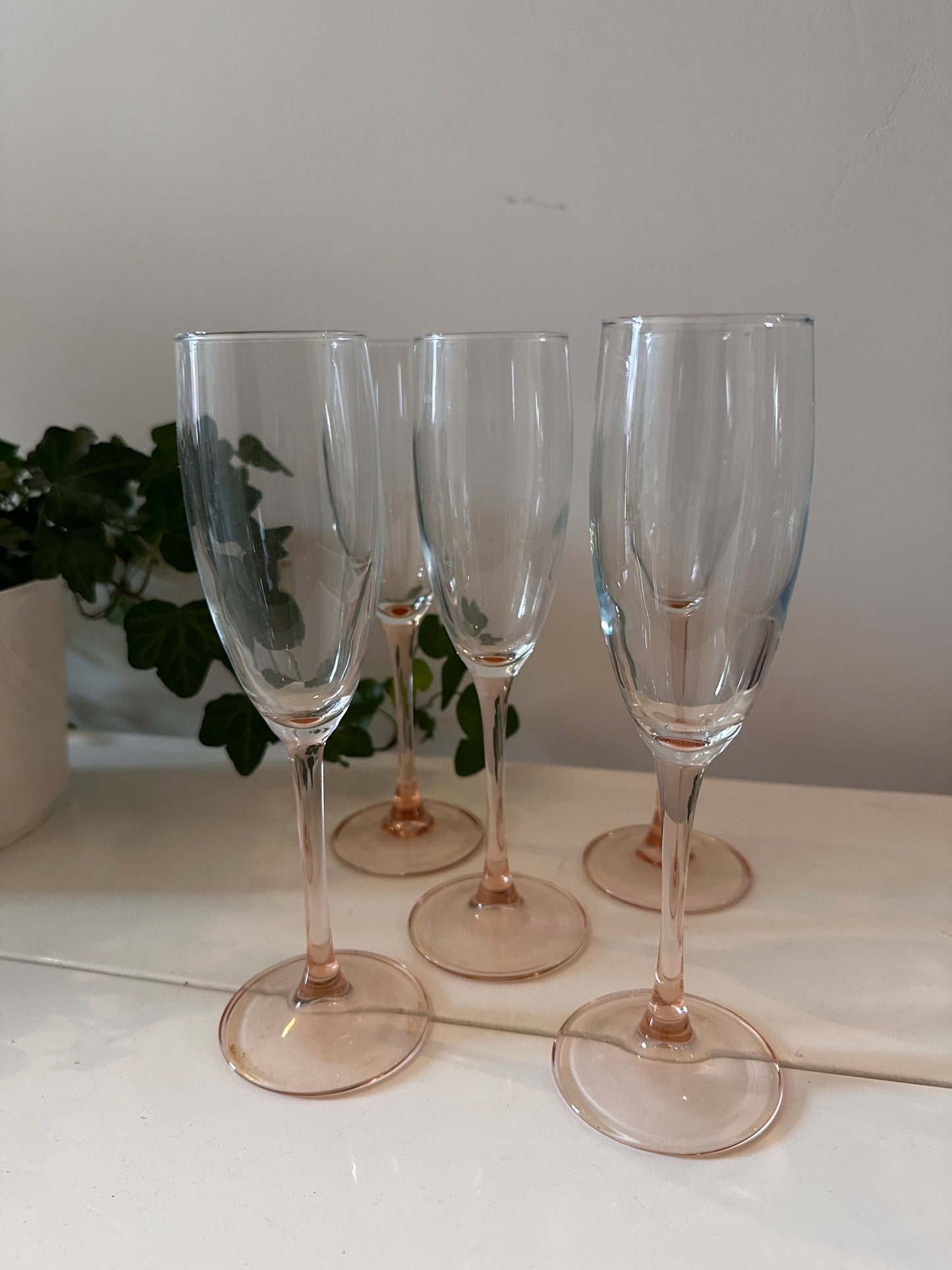 Champagneglazen met pastel oranje voet