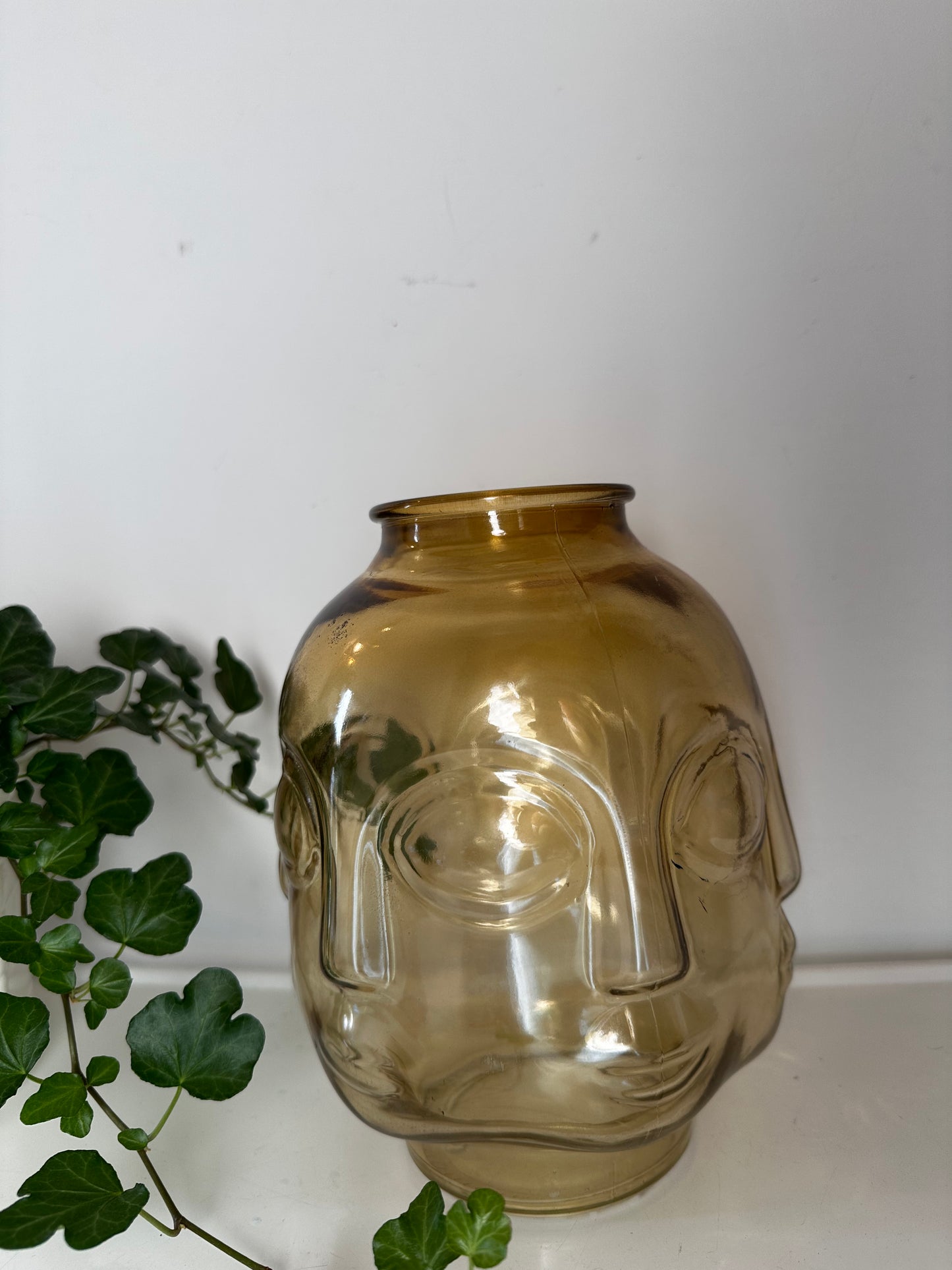 Amberkleurige vintage glazen vaas