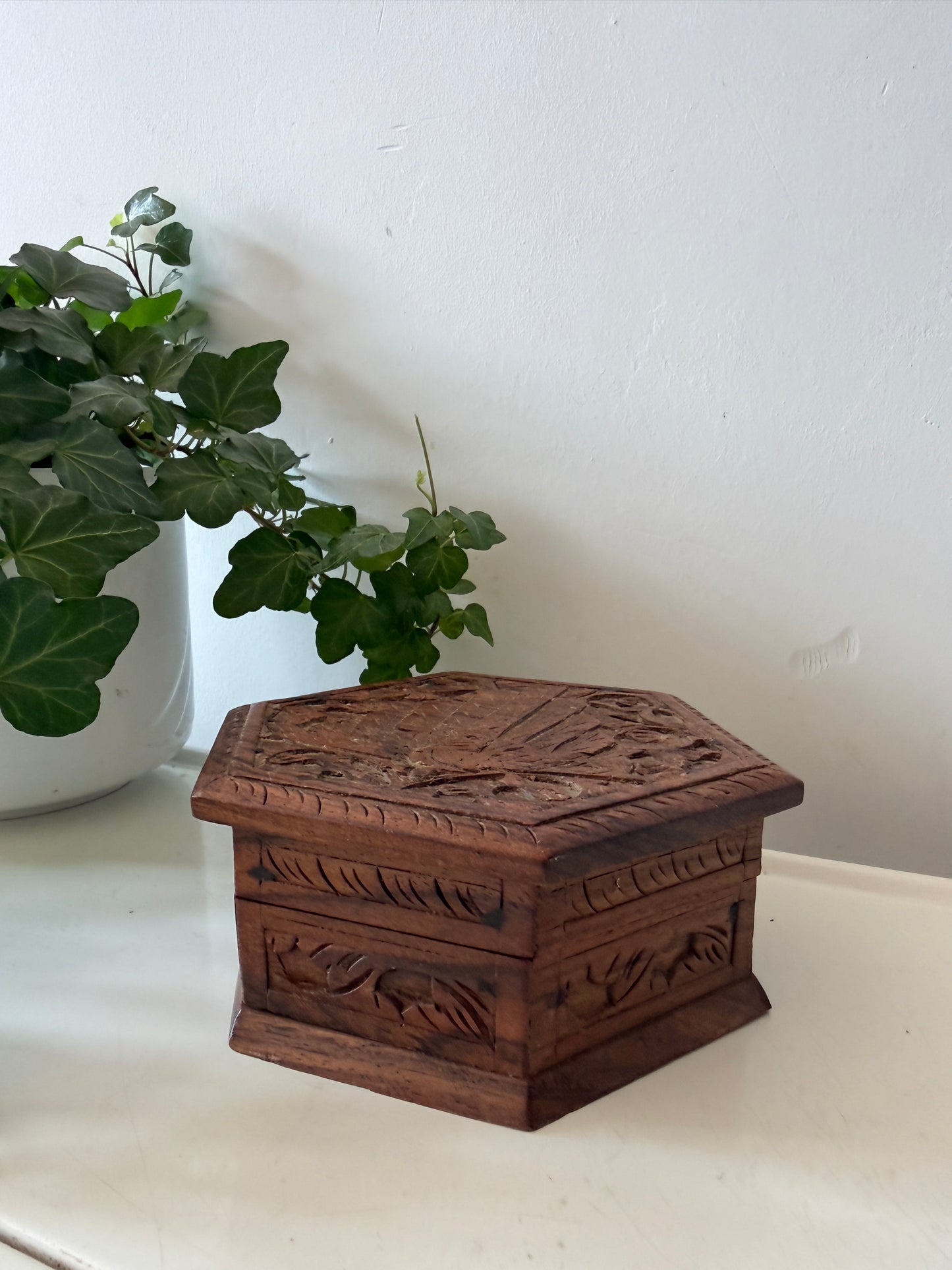 Zeskantig houten bewaardoosje
