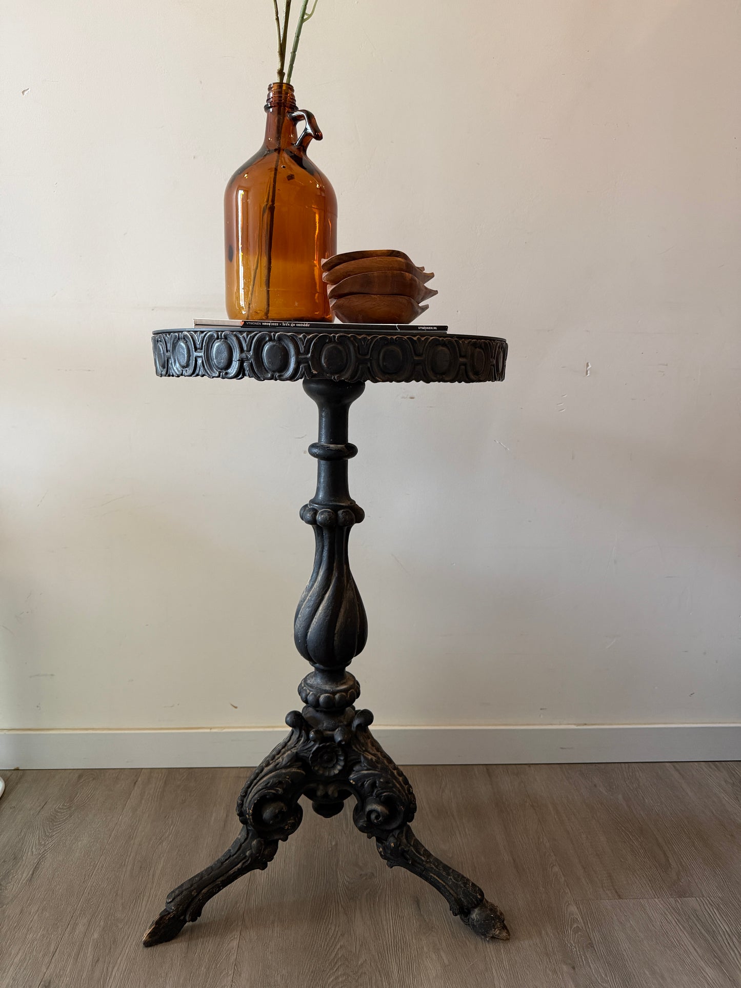 Zwart houten bijzettafeltje