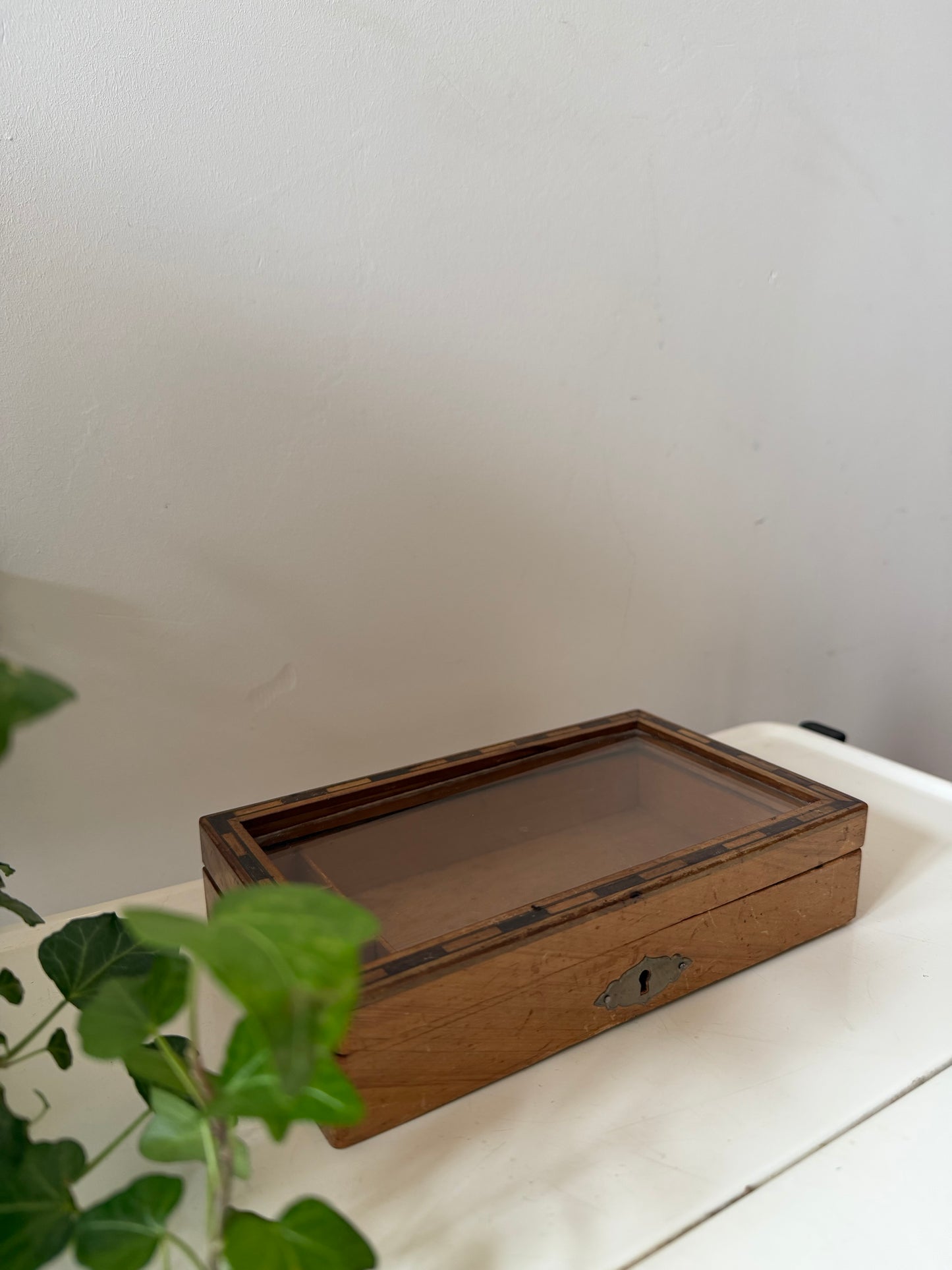 Houten bewaardoosje met glazen ruitje