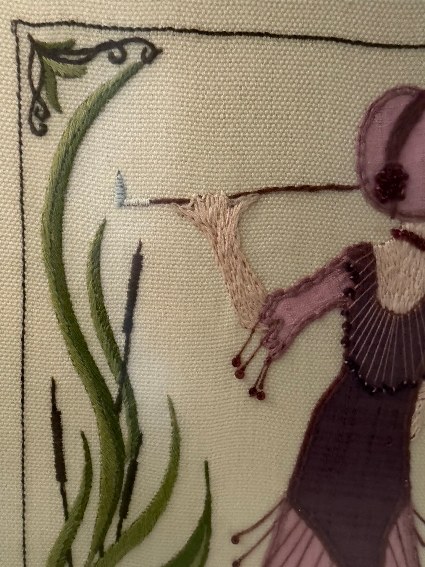 Art Deco borduurwerk in paarse tinten