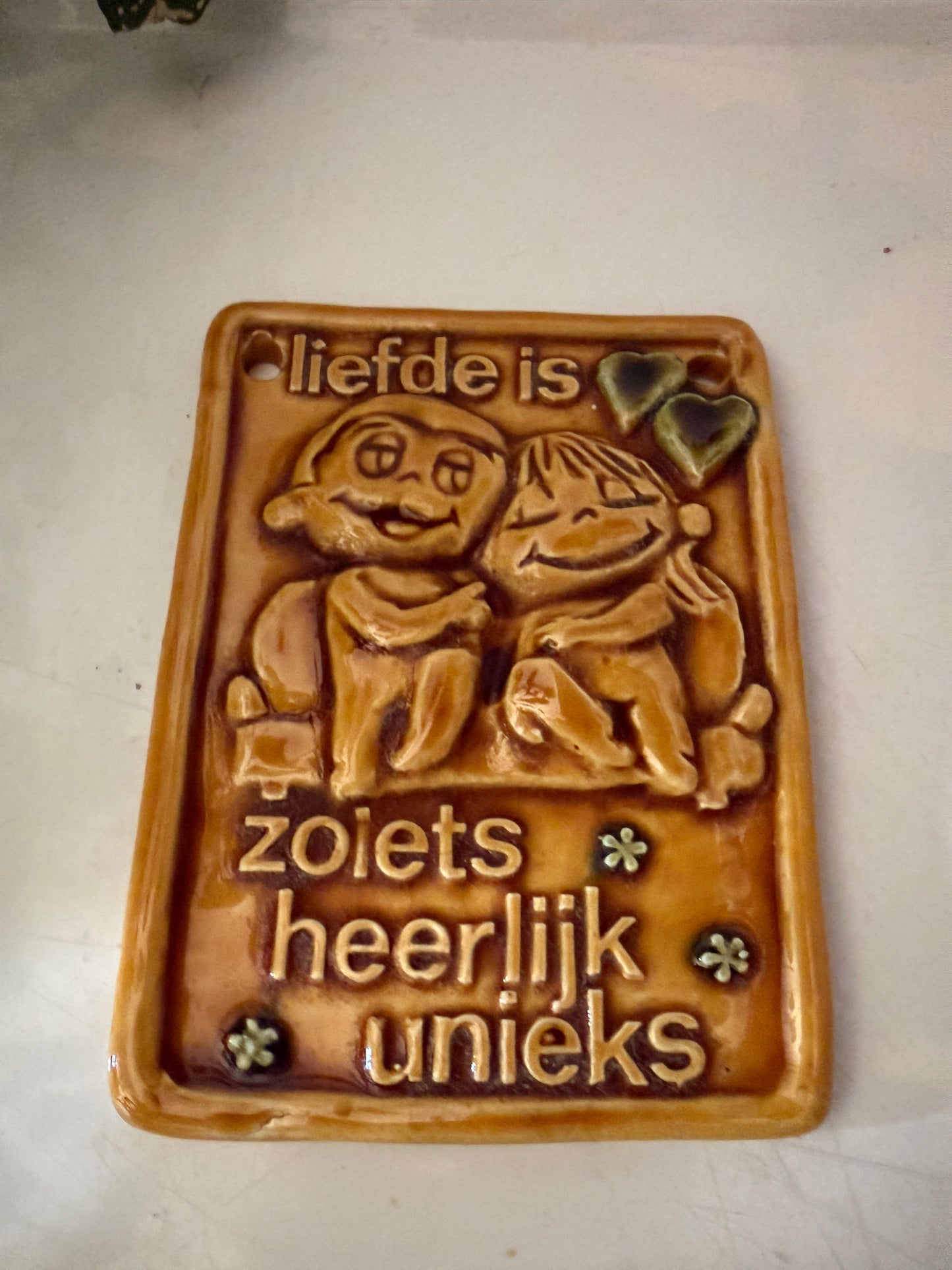 Liefde is…. Keramiek wandtegeltje jaren 70