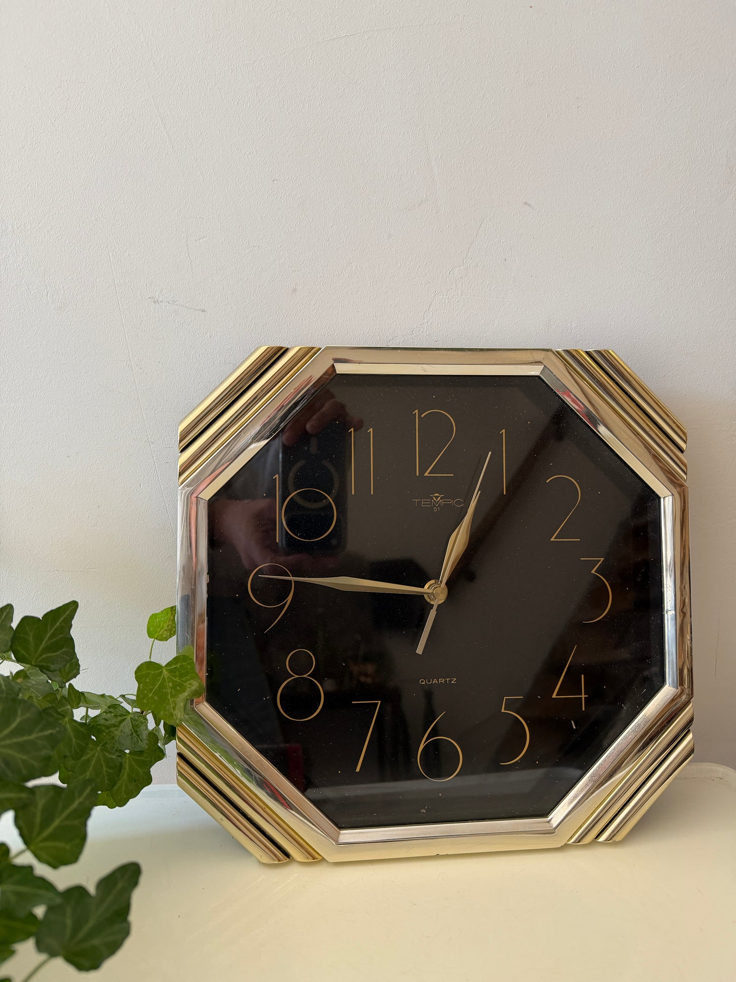 Jaren 80 wandklok zwart met goudkleur