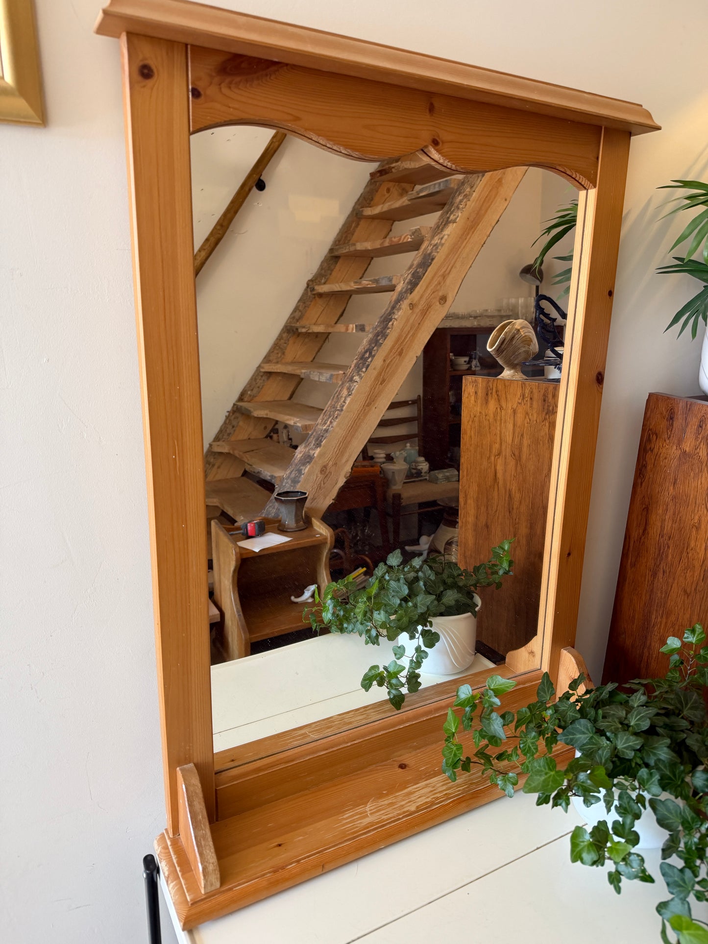 Houten spiegel met plankje