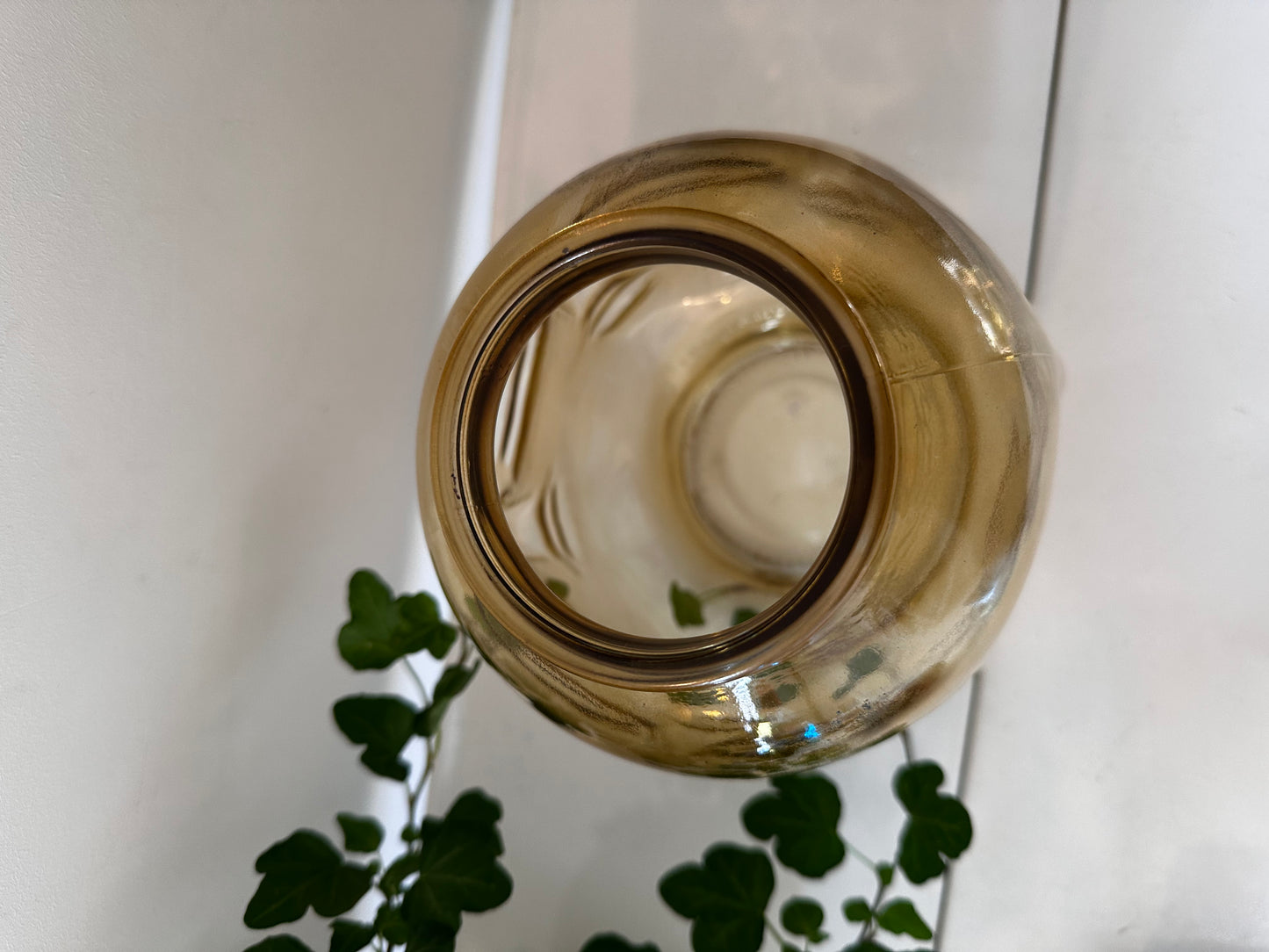 Amberkleurige vintage glazen vaas