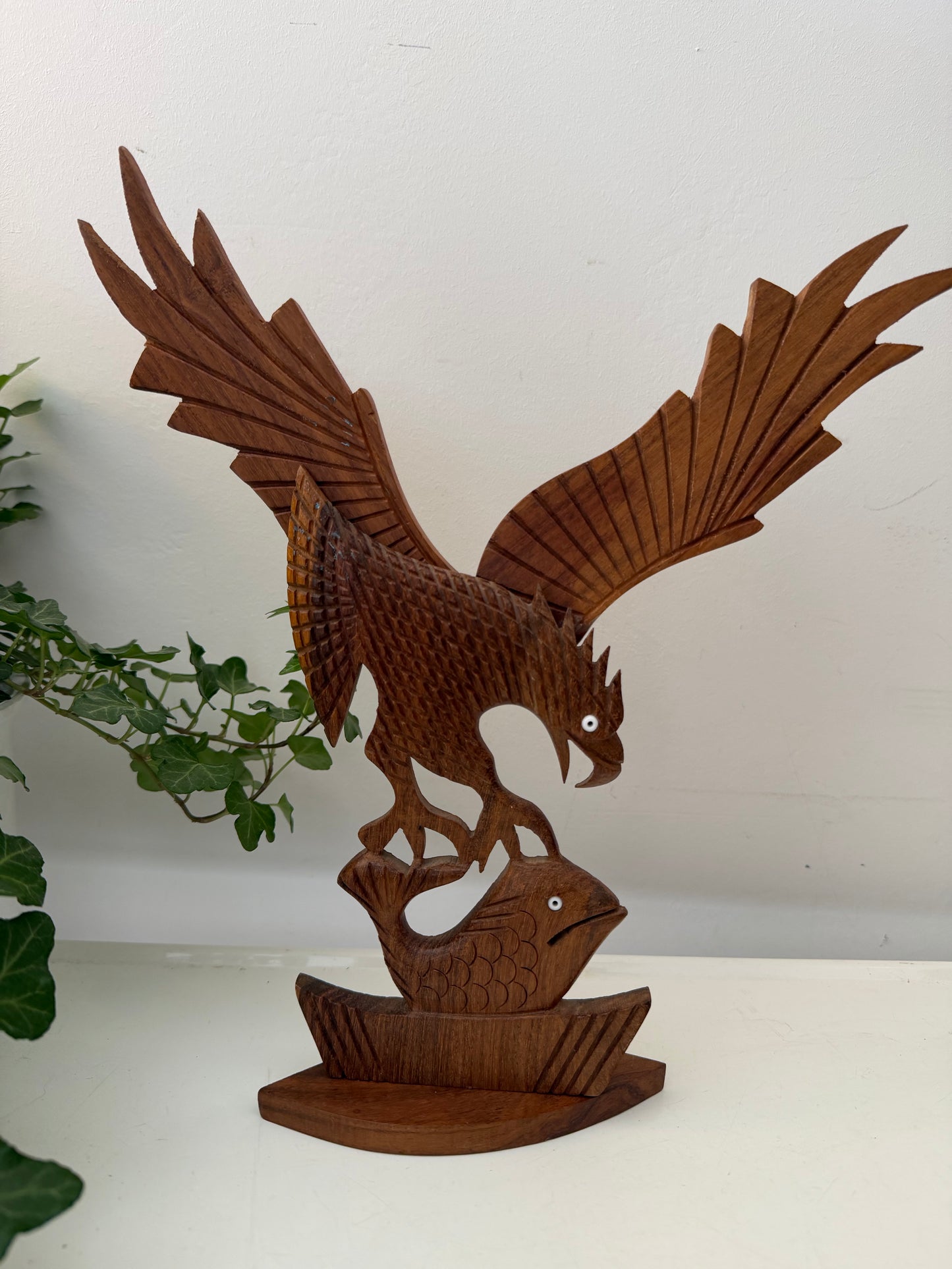 Houten beeld vogel met vis