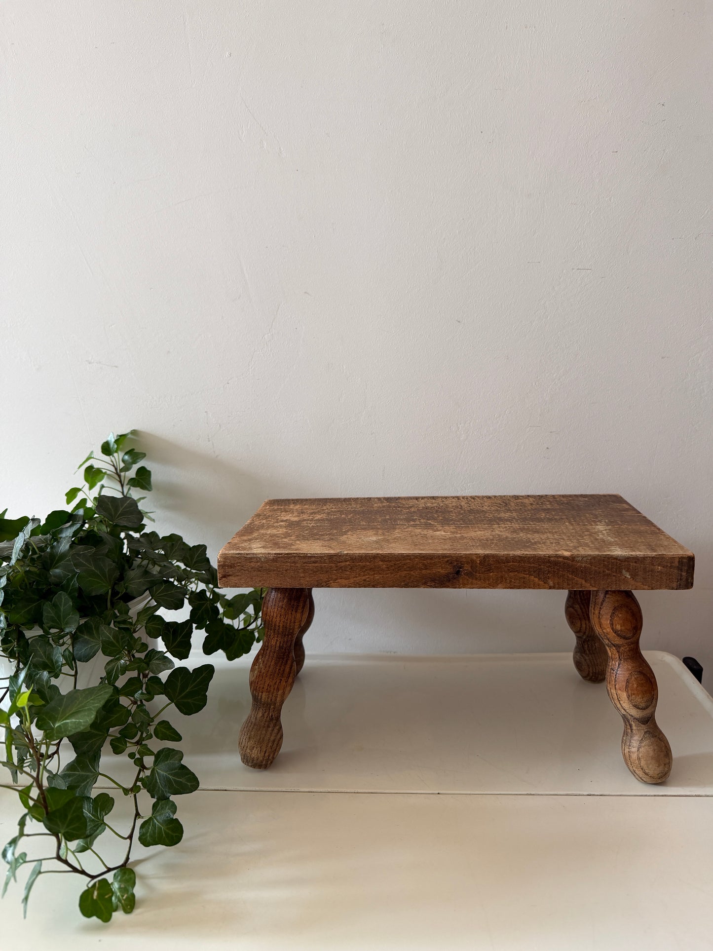 Klein houten plantentafeltje