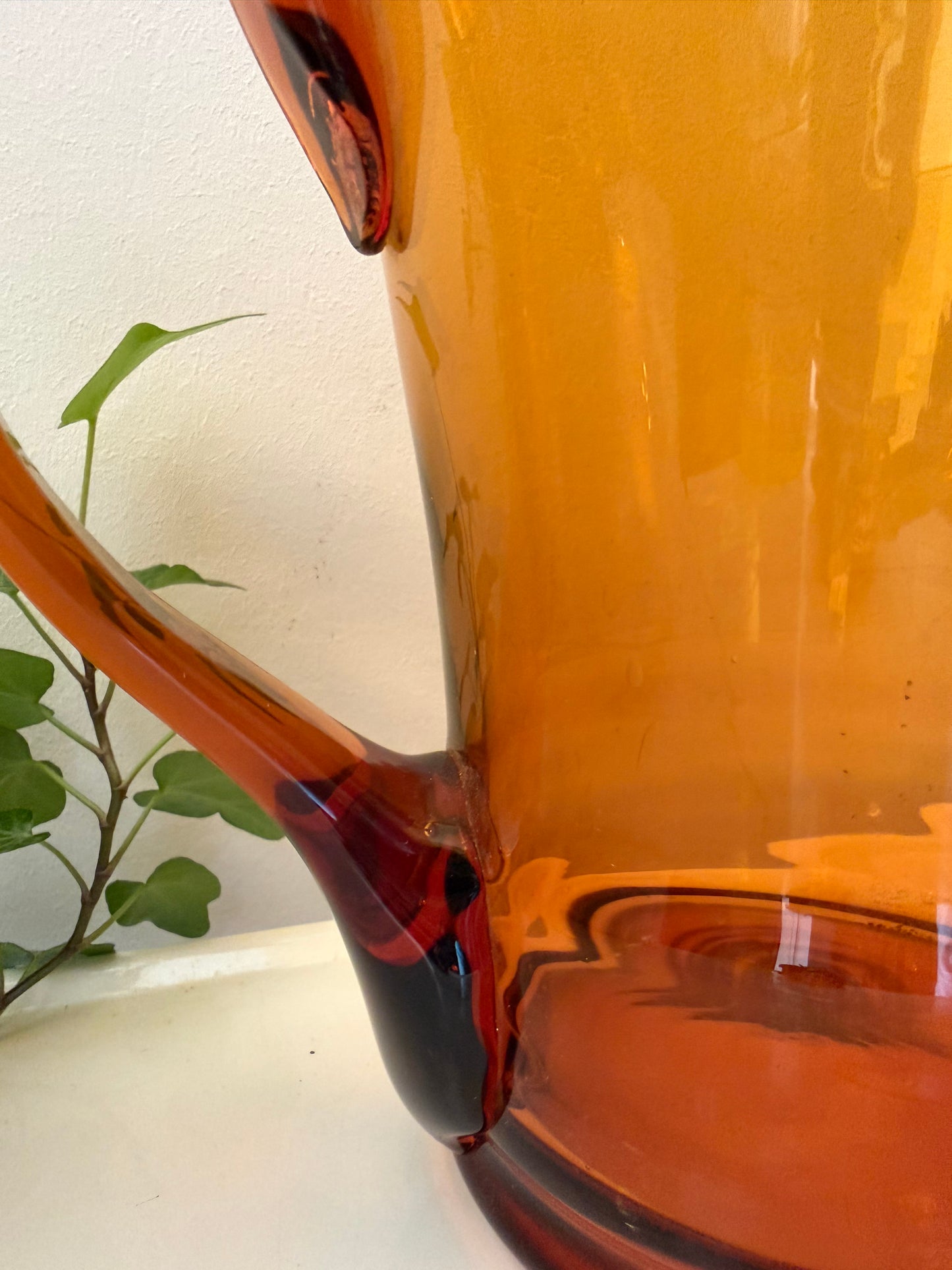 Amberkleurige glazen waterkan